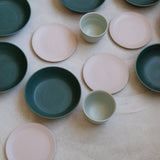 Assiette creuse d'Arielle de Gasquet pour Brutal Ceramics
