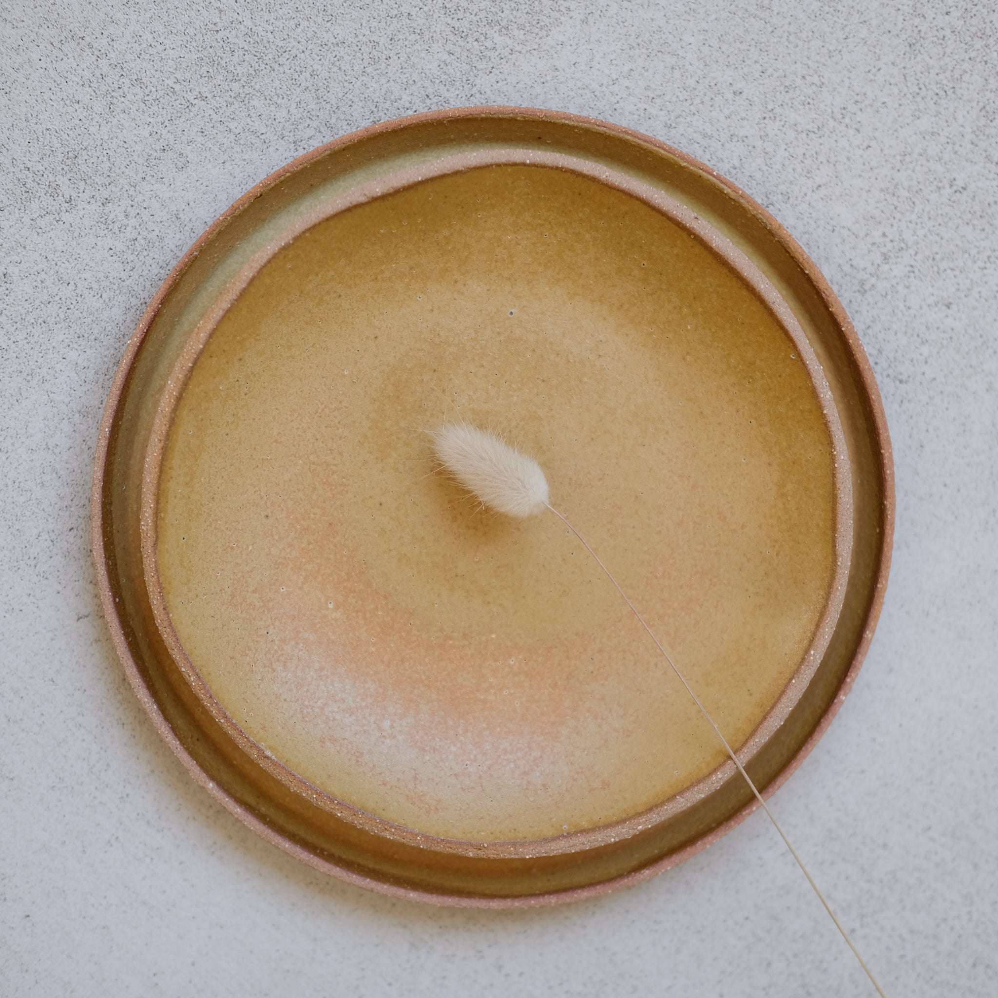 Assiette creuse en grès jaune ocre par Atelier Leto chez Brutal