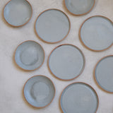 Assiette en grès gris bleu par Atelier Leto chez Brutal Ceramics