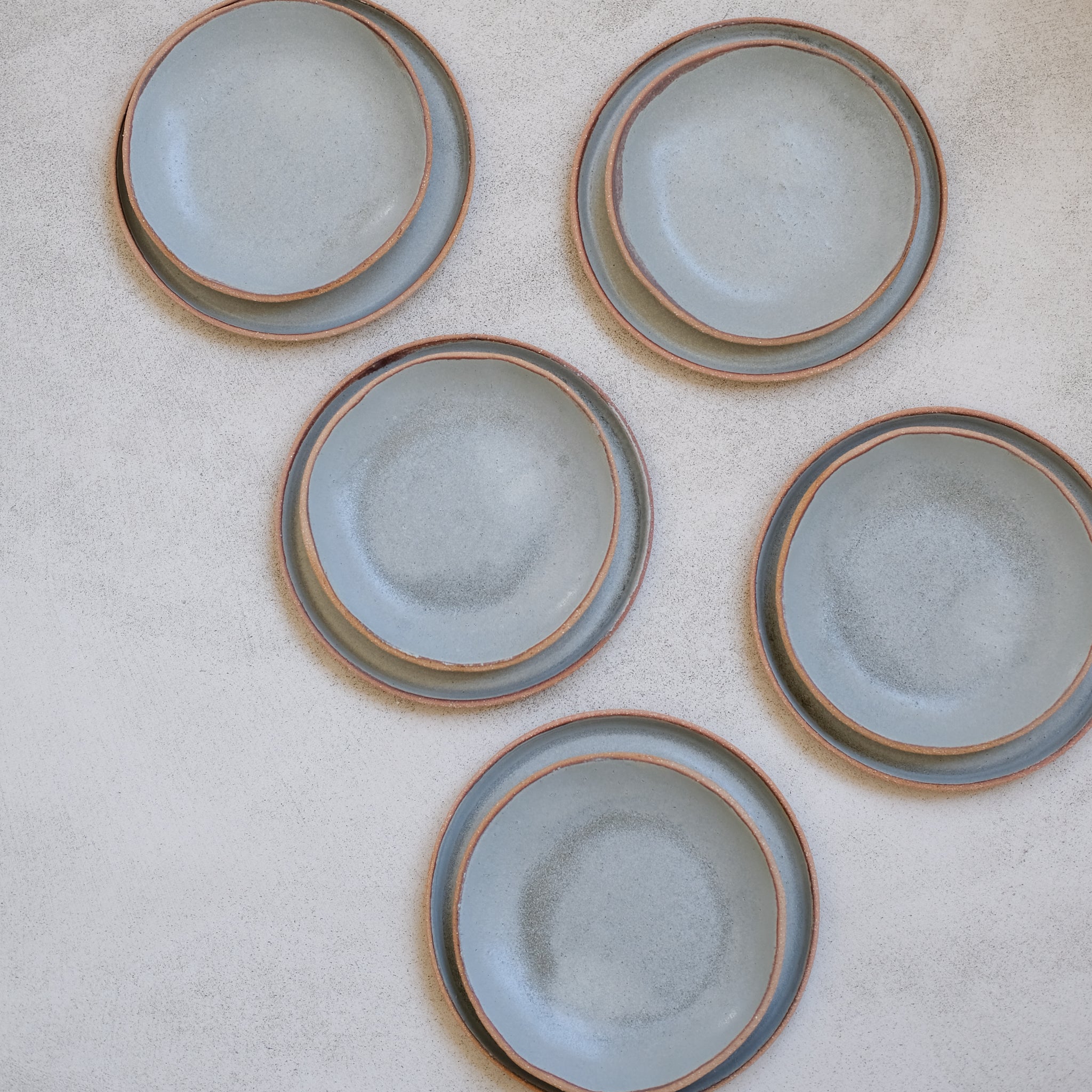 Assiette creuse en grès gris bleu par Atelier Leto chez Brutal