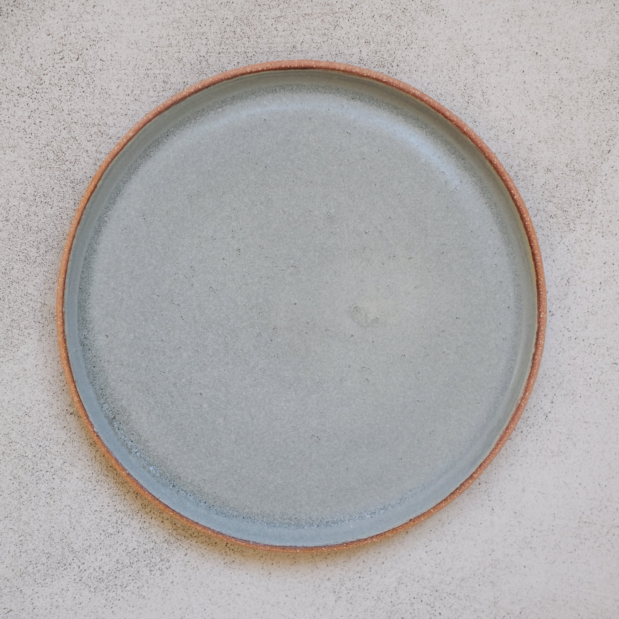 Assiette en grès gris bleu par Atelier Leto chez Brutal Ceramics