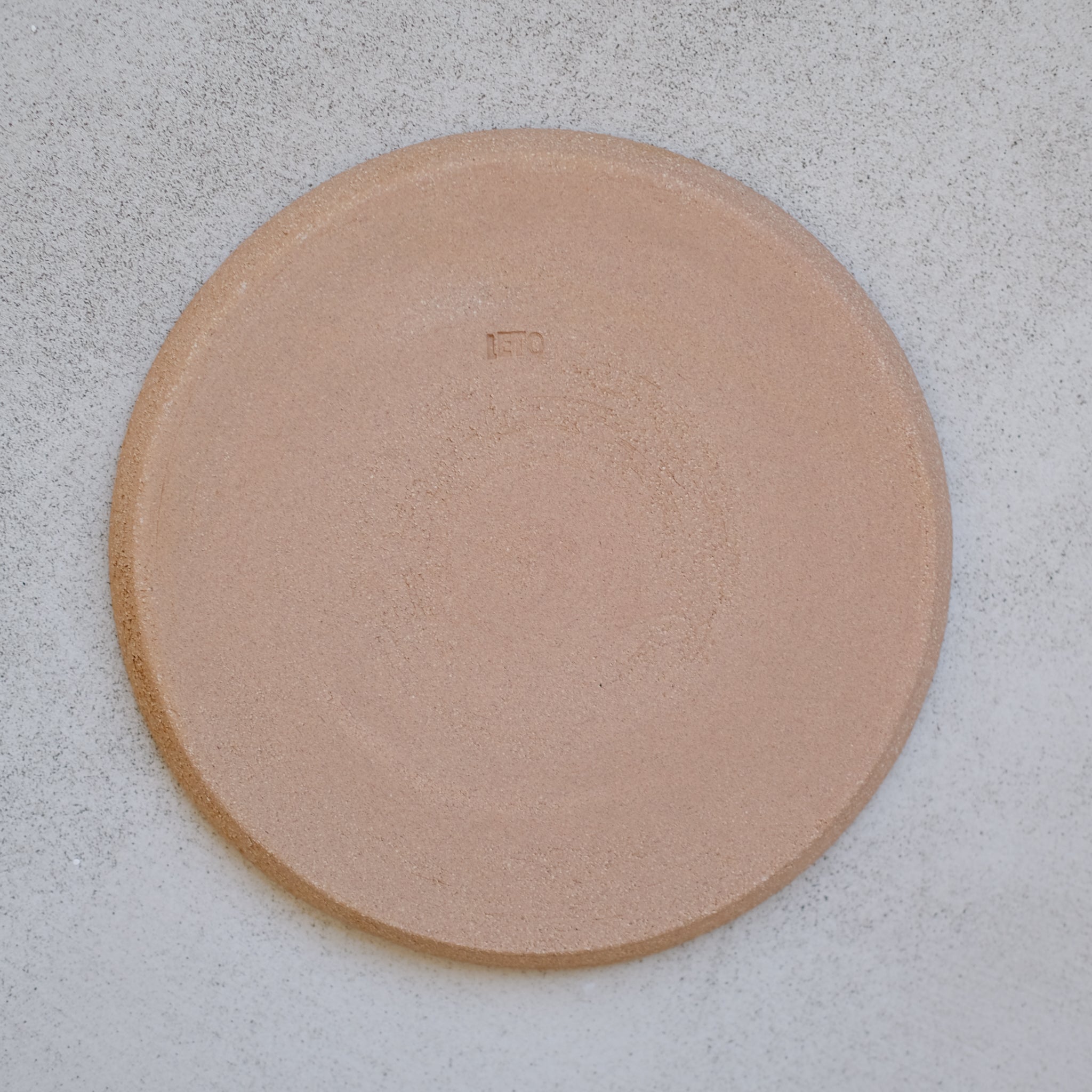 Assiette en grès gris bleu par Atelier Leto chez Brutal Ceramics