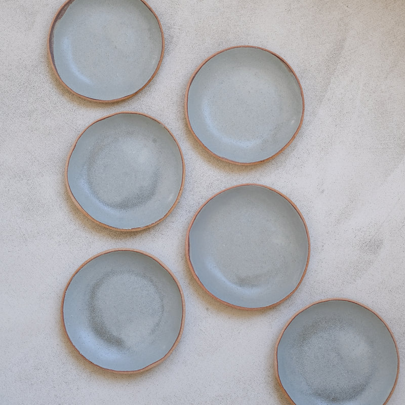 Assiette creuse en grès gris bleu par Atelier Leto chez Brutal