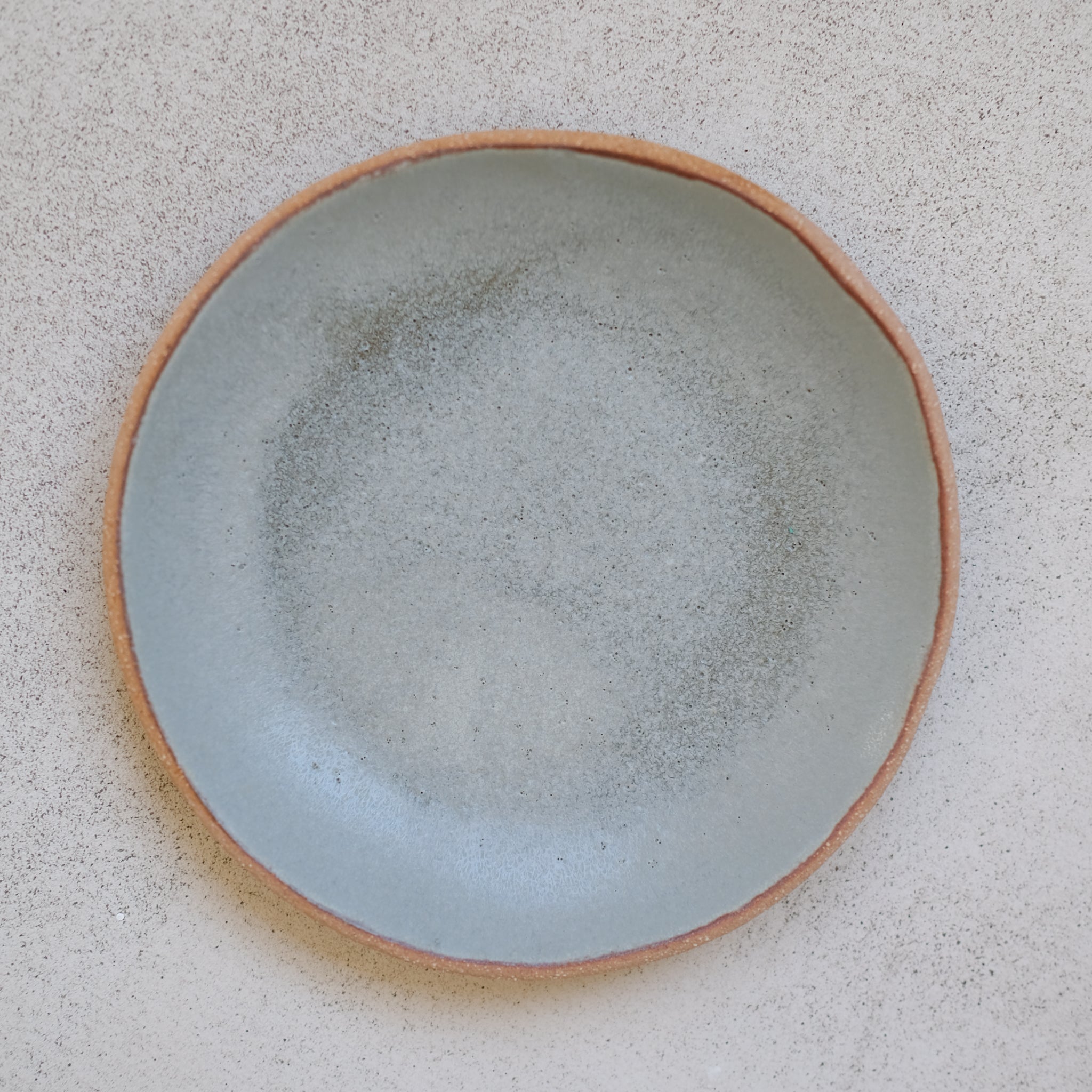 Assiette creuse en grès jaune ocre par Atelier Leto chez BrutalAssiette creuse en grès gris bleu par Atelier Leto chez Brutal