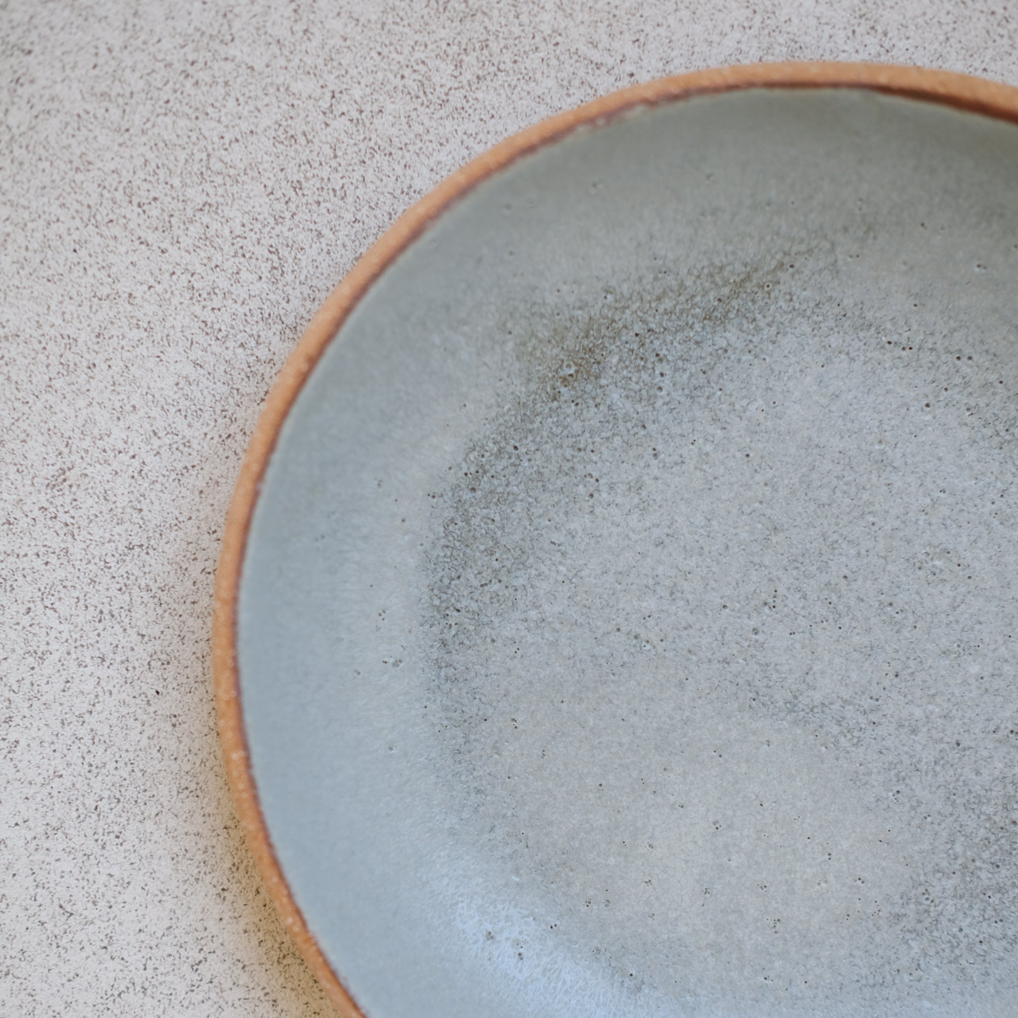 Assiette creuse en grès gris bleu par Atelier Leto chez Brutal
