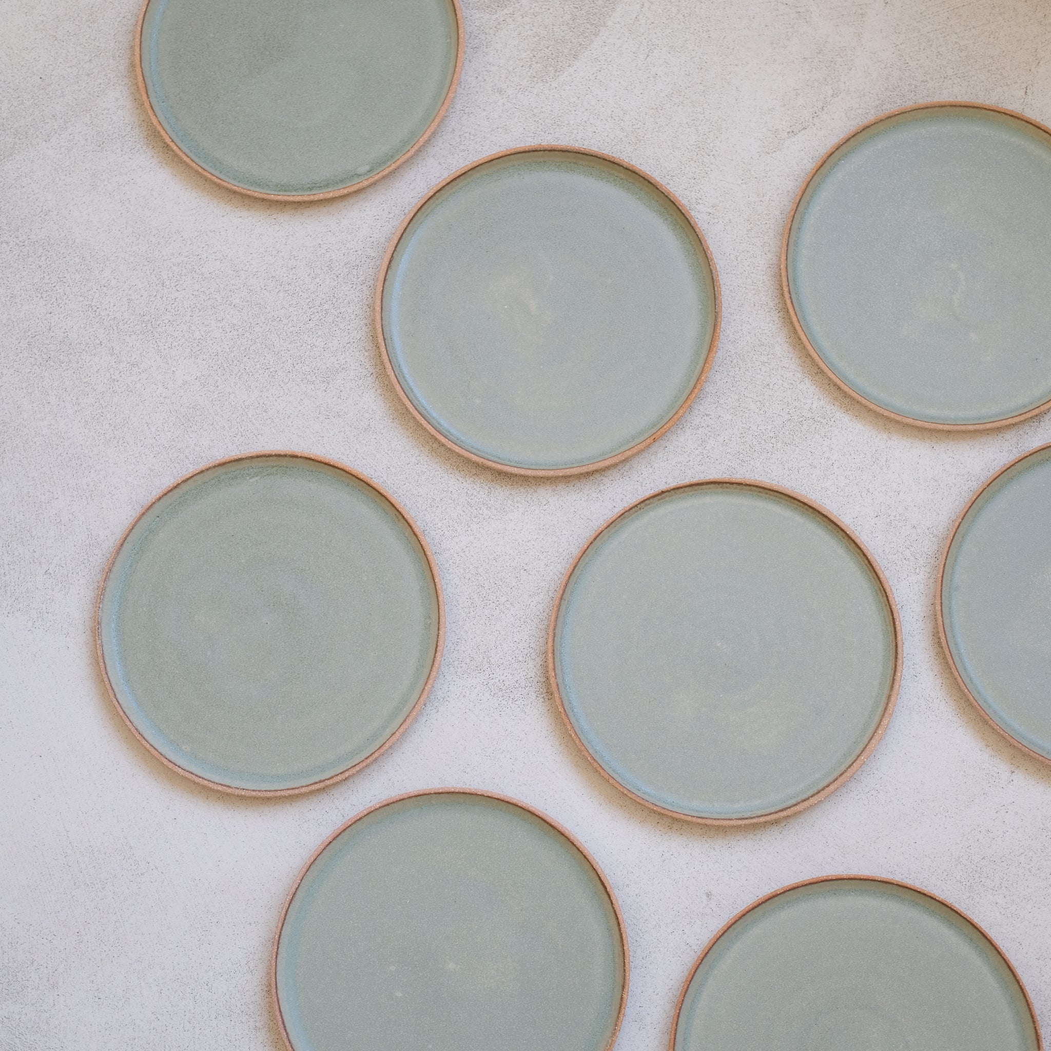 Assiette en grès vert sauge par Atelier Leto chez Brutal Ceramics