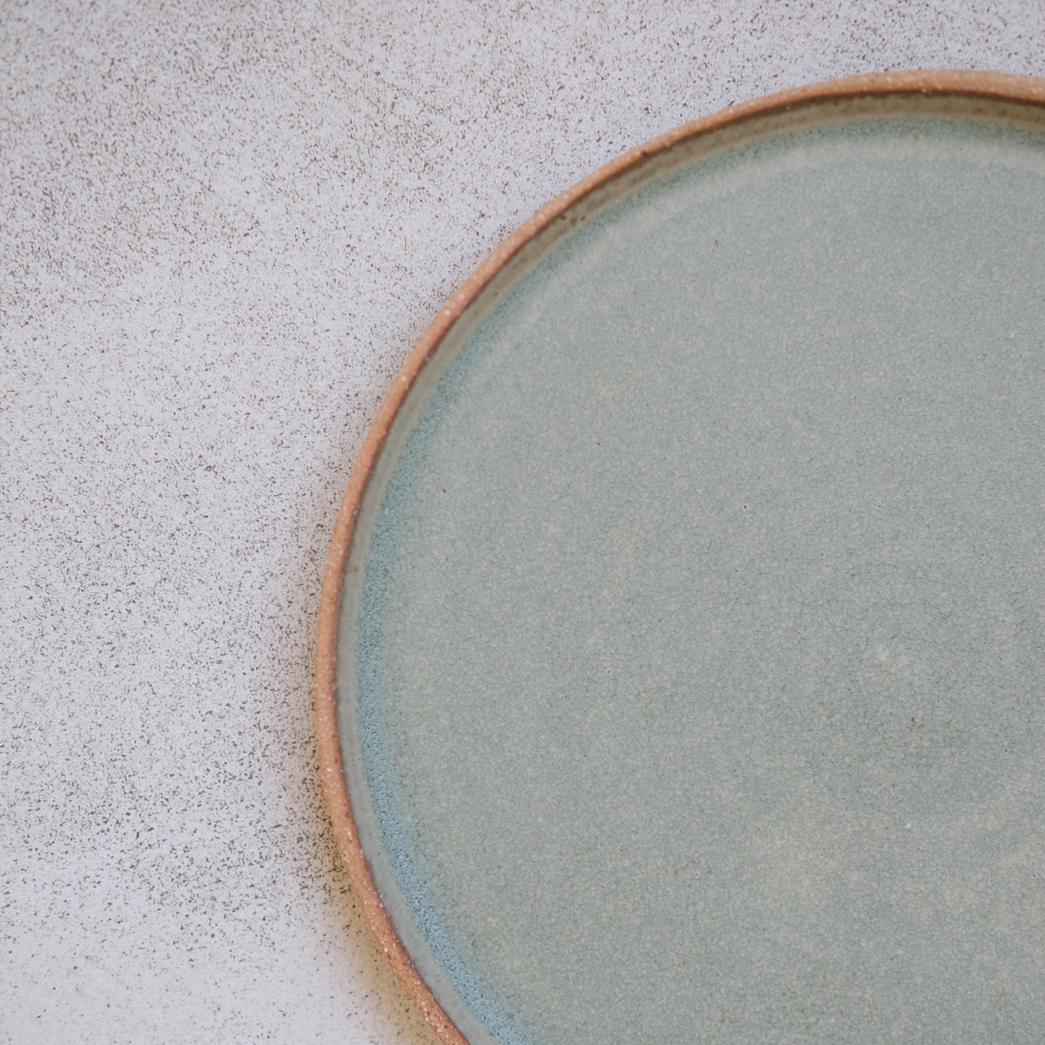 Assiette en grès vert sauge par Atelier Leto chez Brutal Ceramics
