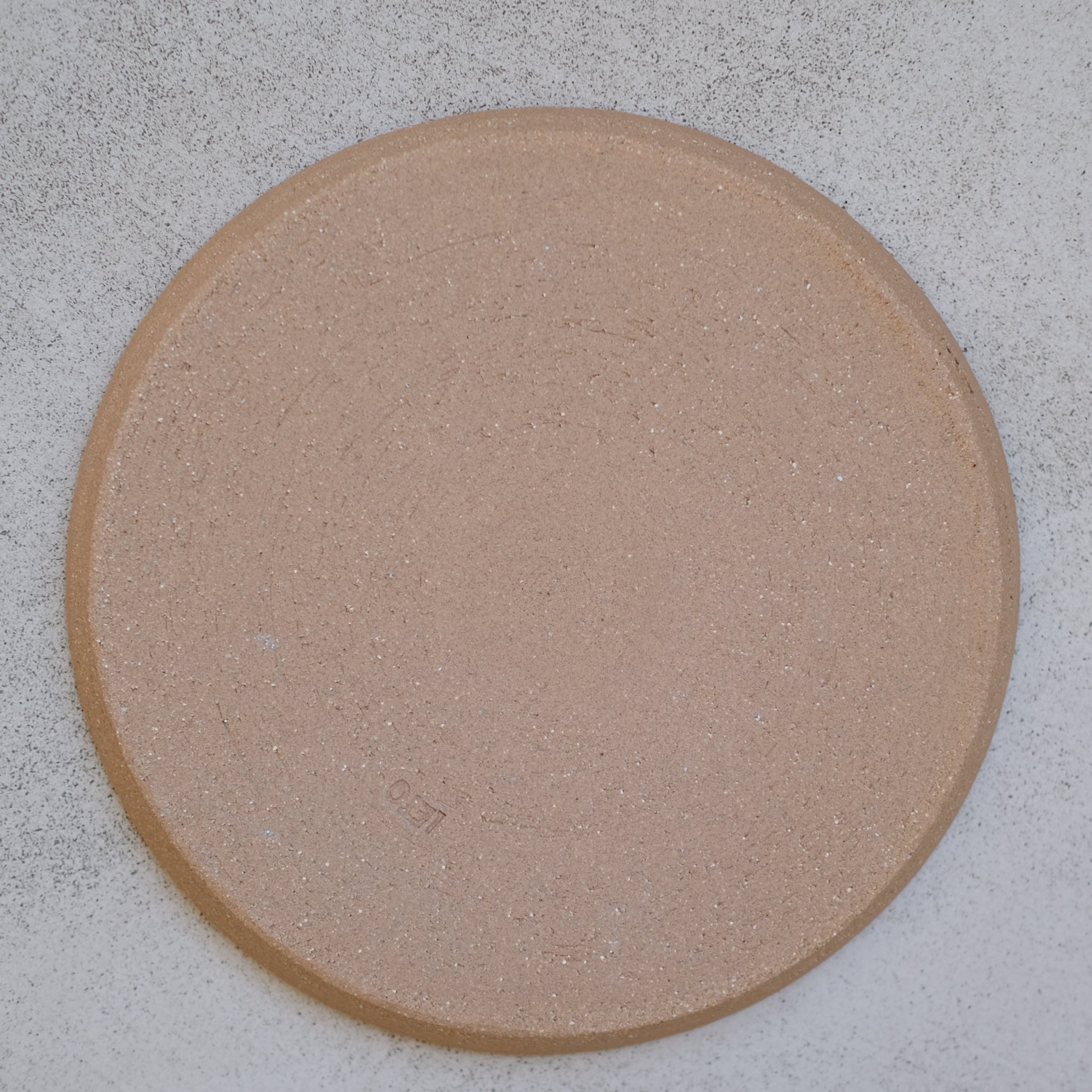 Assiette en grès vert sauge par Atelier Leto chez Brutal Ceramics