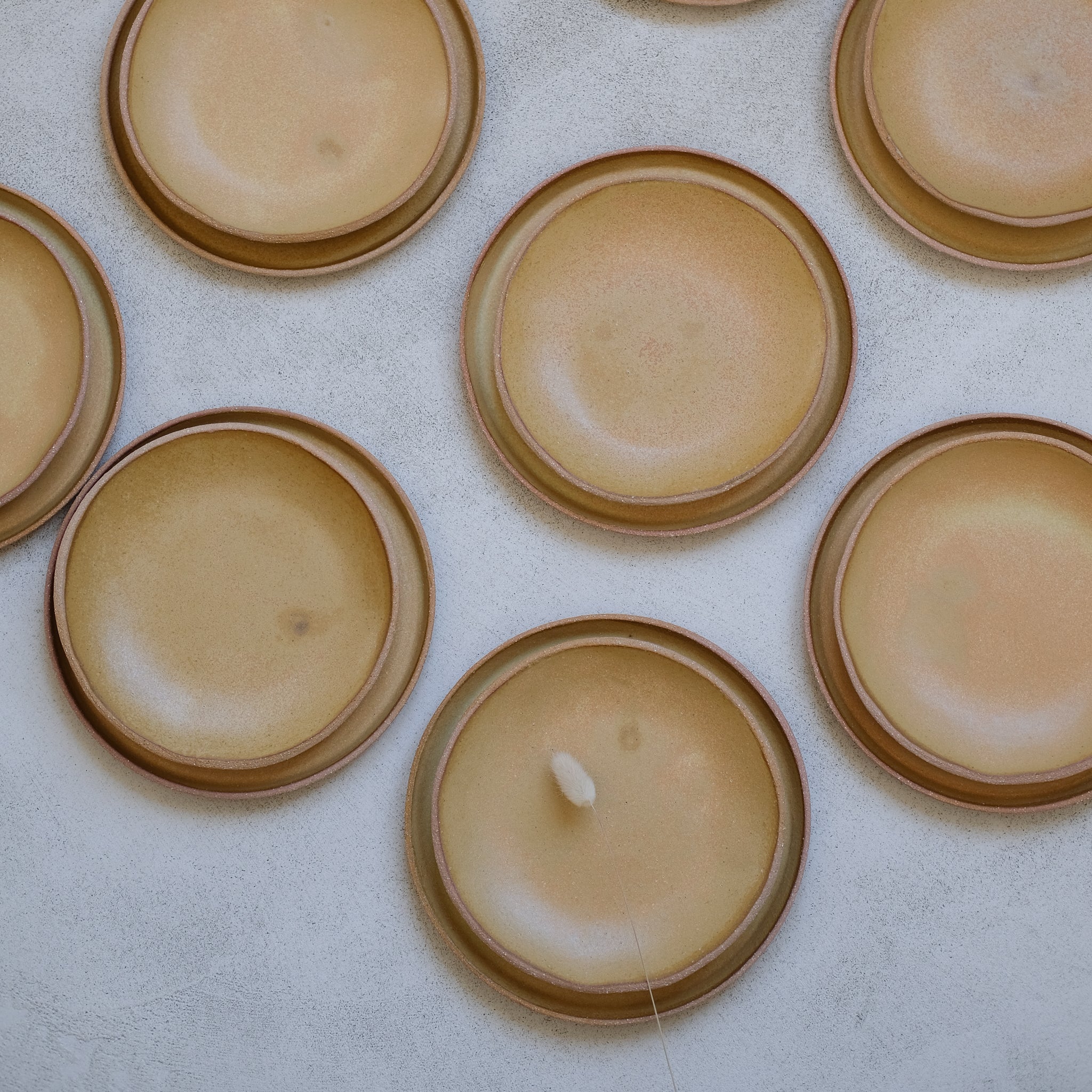 Assiette en grès jaune ocre par Atelier Leto chez Brutal Ceramics