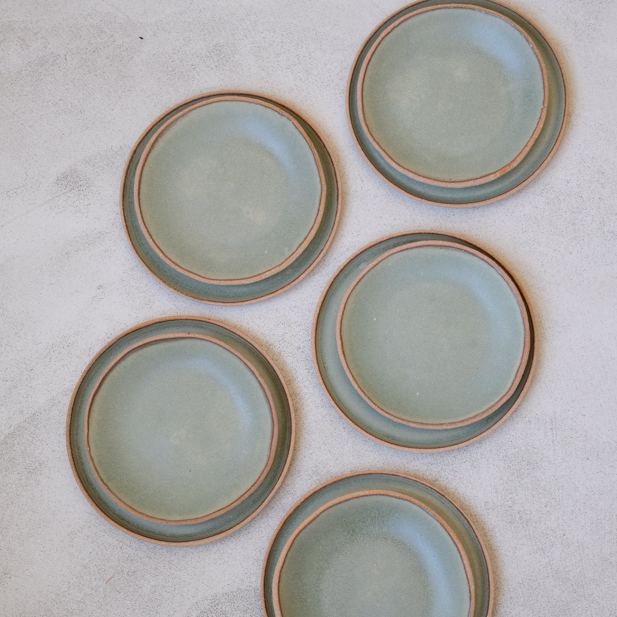 Assiette creuse en grès vert sauge par Atelier Leto chez Brutal