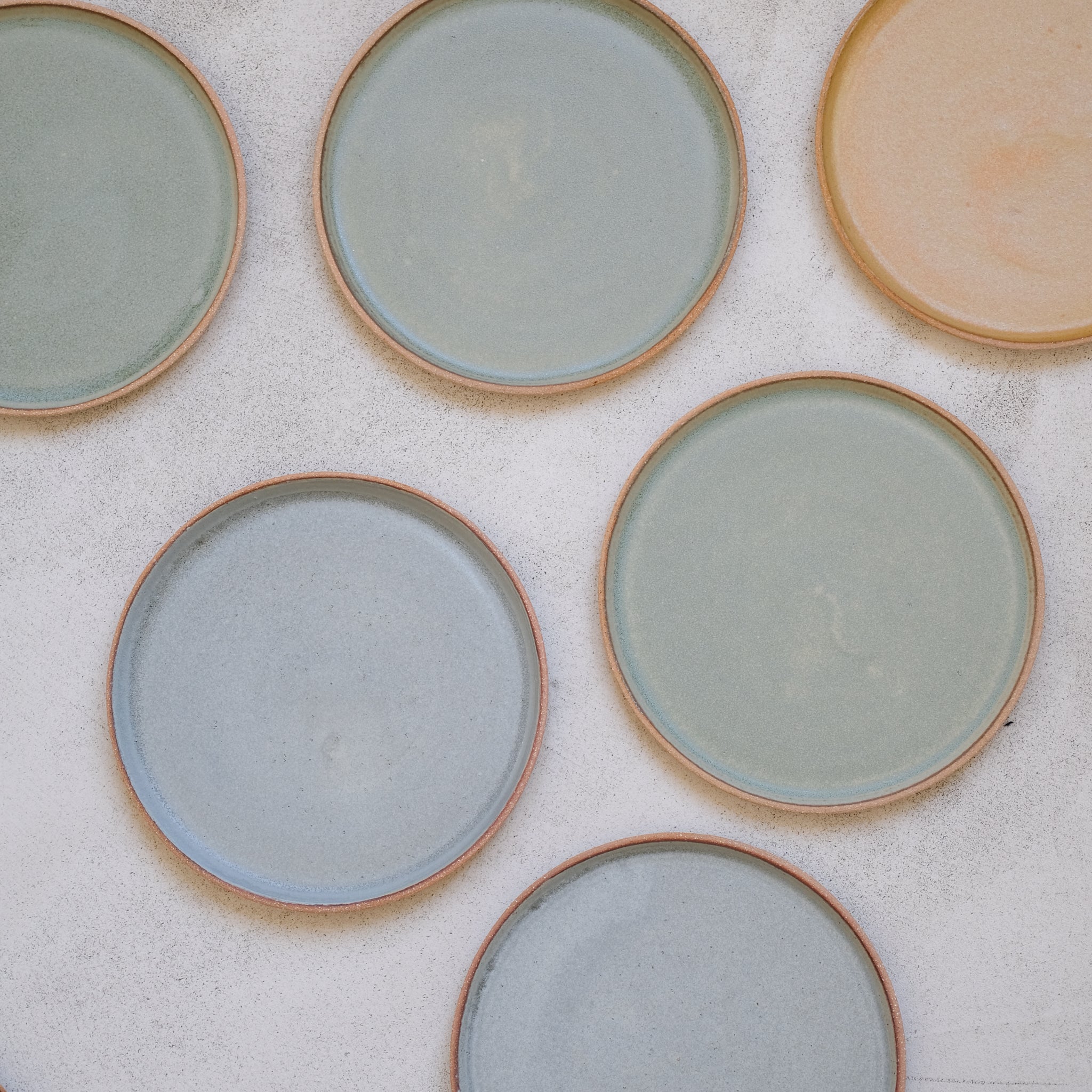 Assiette creuse en grès gris bleu par Atelier Leto chez Brutal