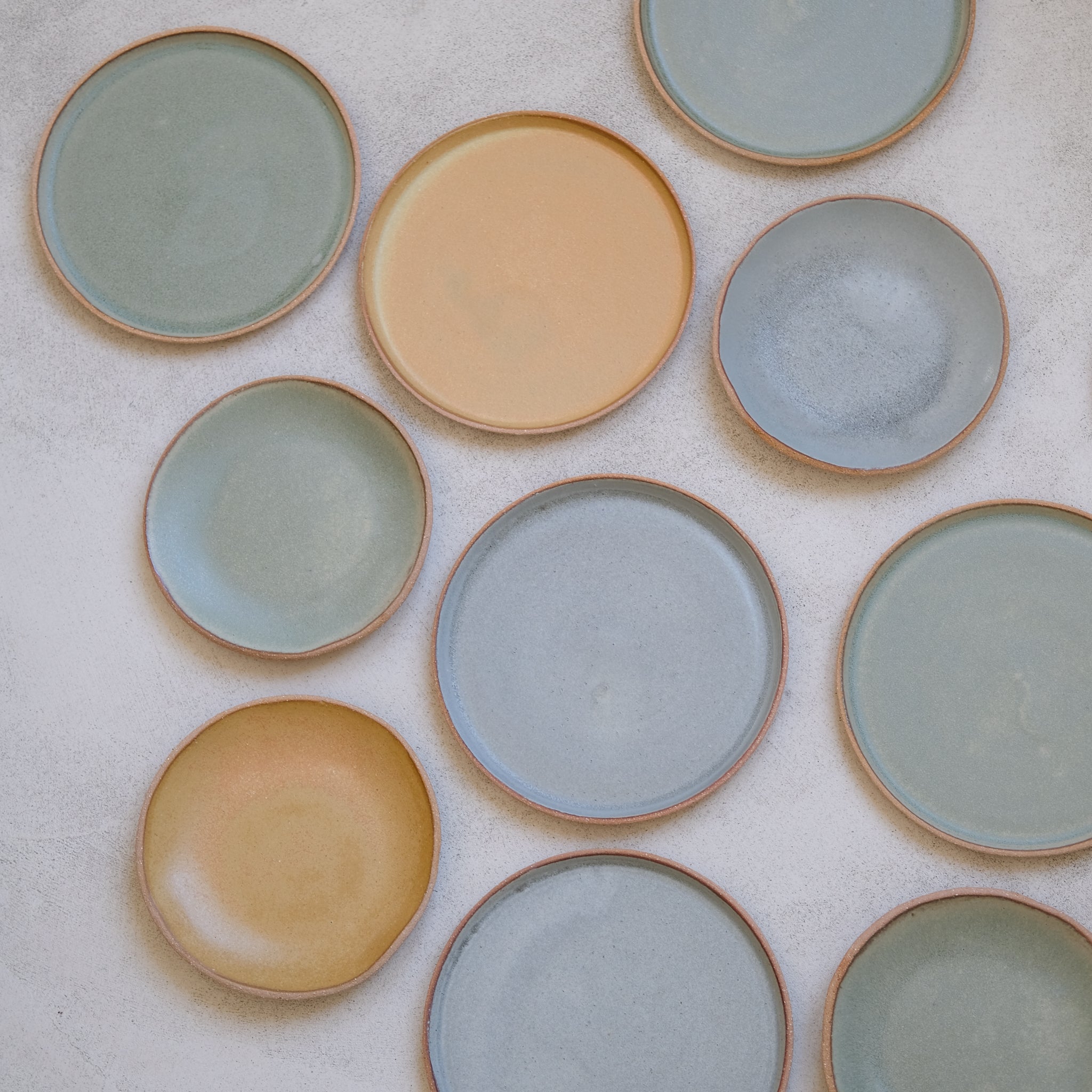 Assiette creuse en grès gris bleu par Atelier Leto chez Brutal