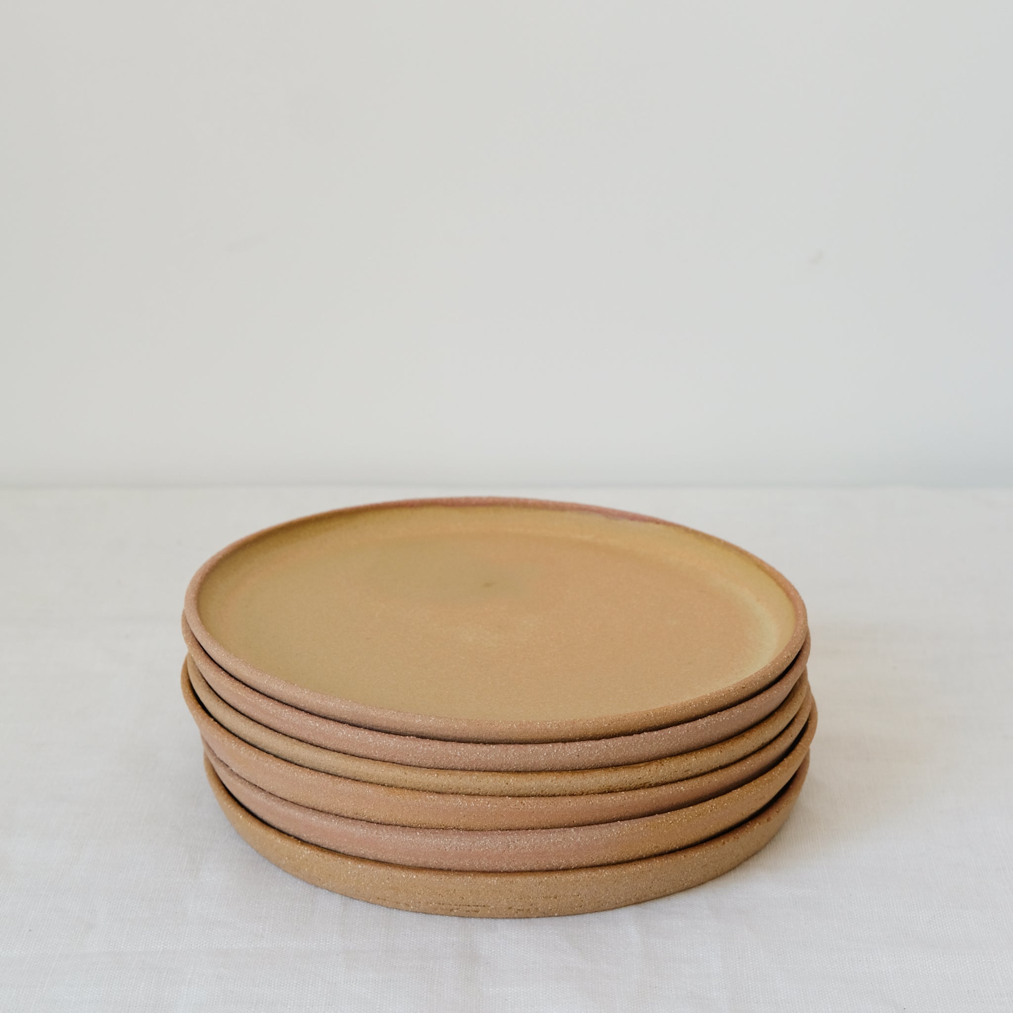 Assiette en grès jaune ocre par Atelier Leto chez Brutal Ceramics