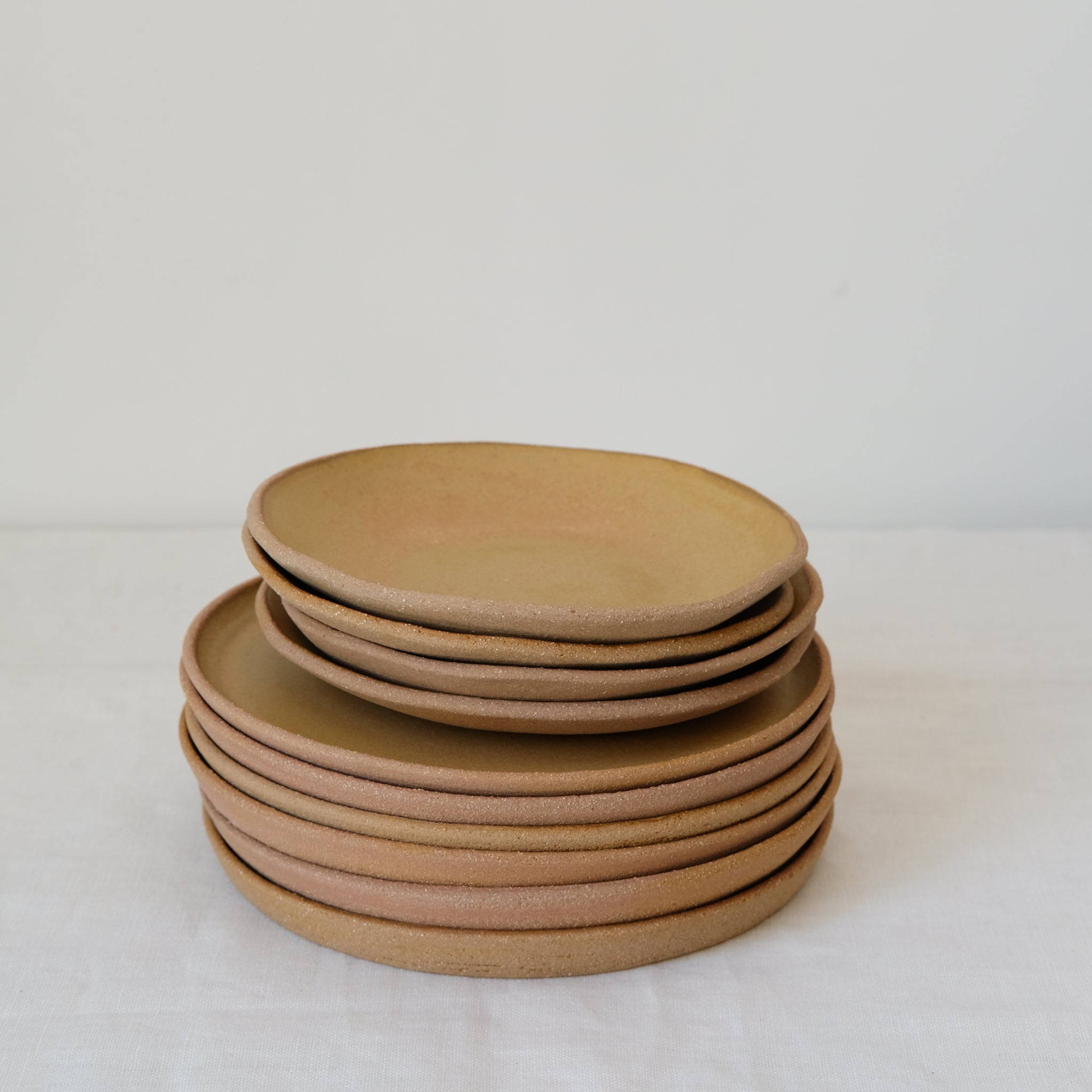 Assiette creuse en grès jaune ocre par Atelier Leto chez Brutal