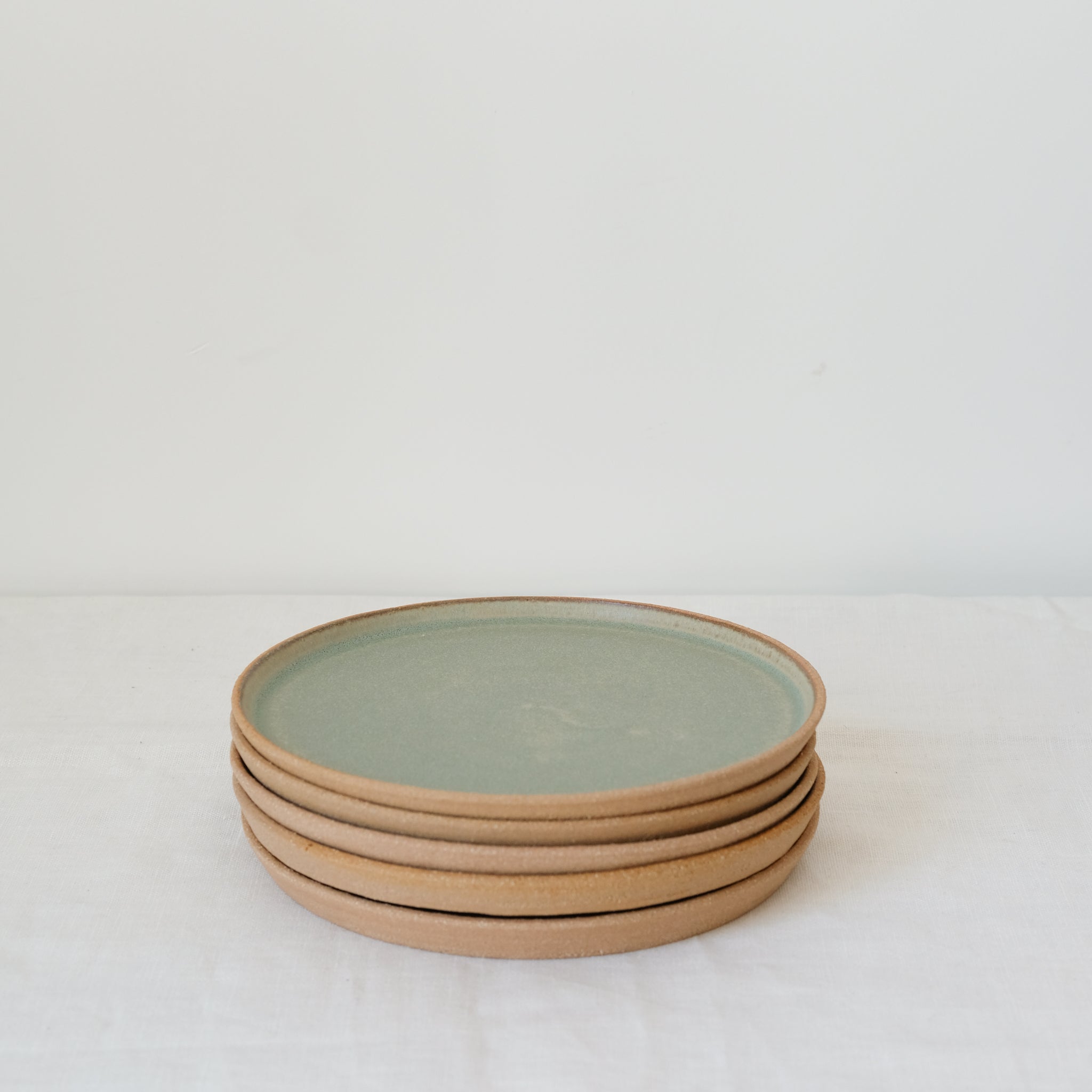 Assiette en grès vert sauge par Atelier Leto chez Brutal Ceramics
