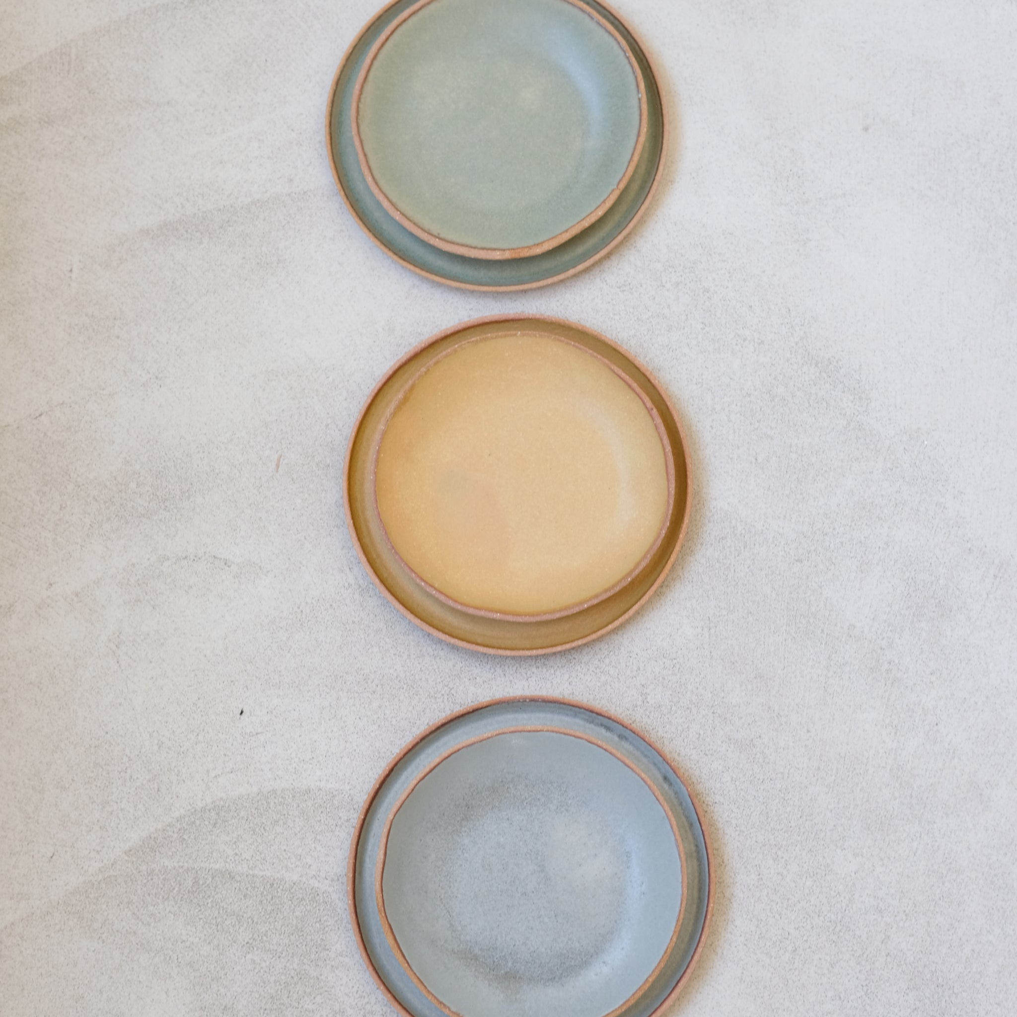 Assiette creuse en grès jaune ocre par Atelier Leto chez Brutal
