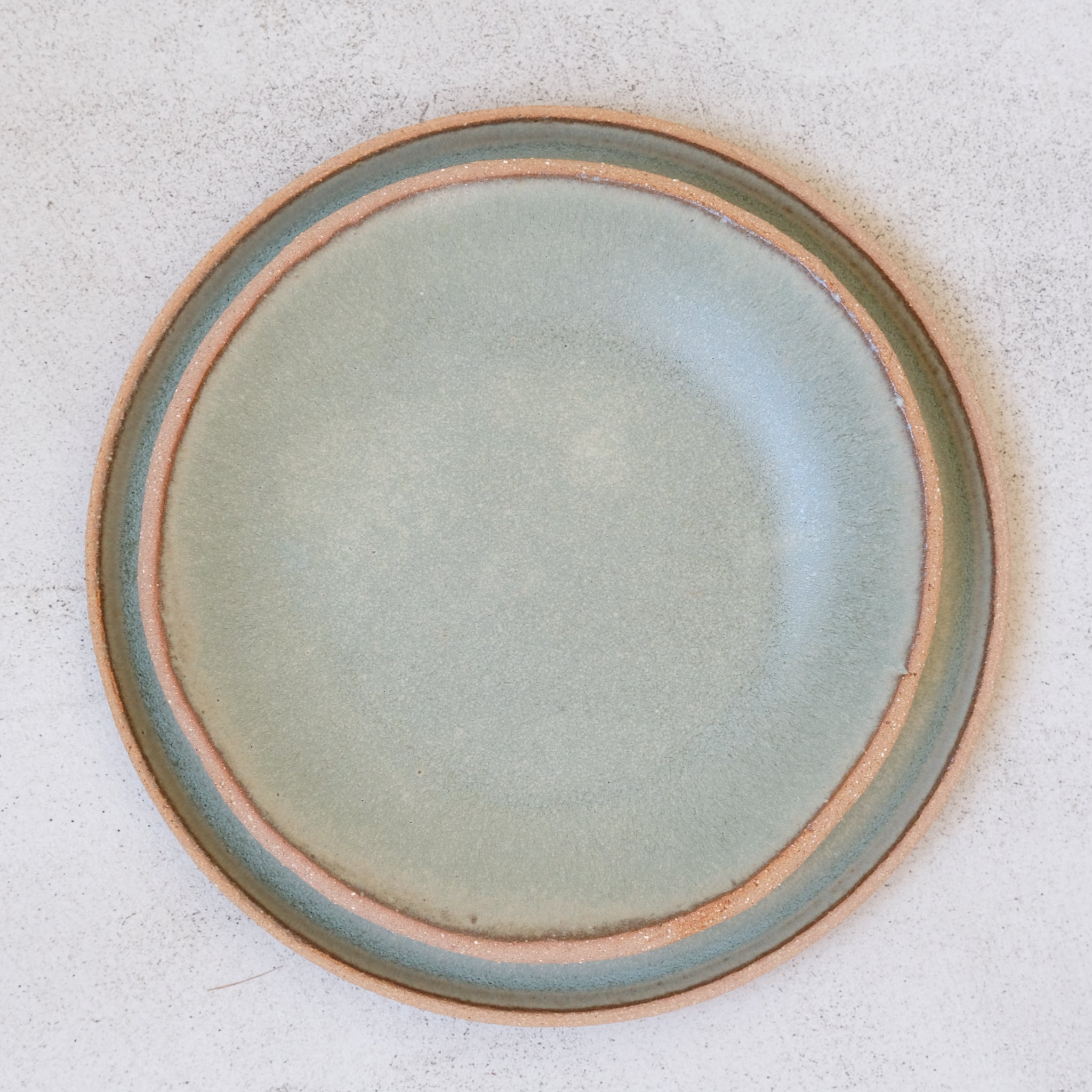 Assiette creuse en grès vert sauge par Atelier Leto chez Brutal