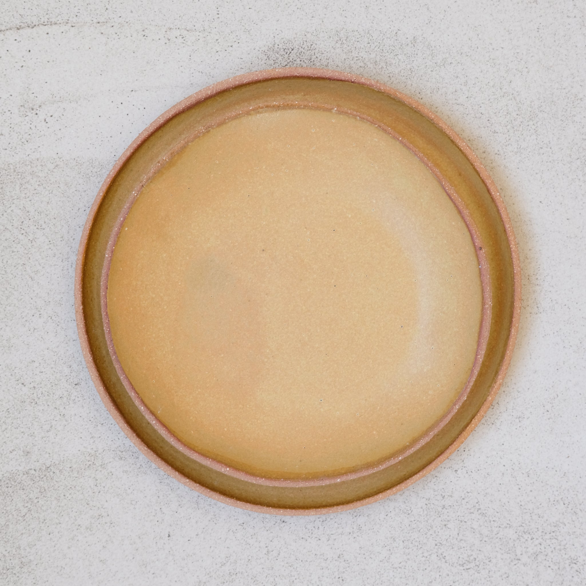 Assiette creuse en grès jaune ocre par Atelier Leto chez Brutal