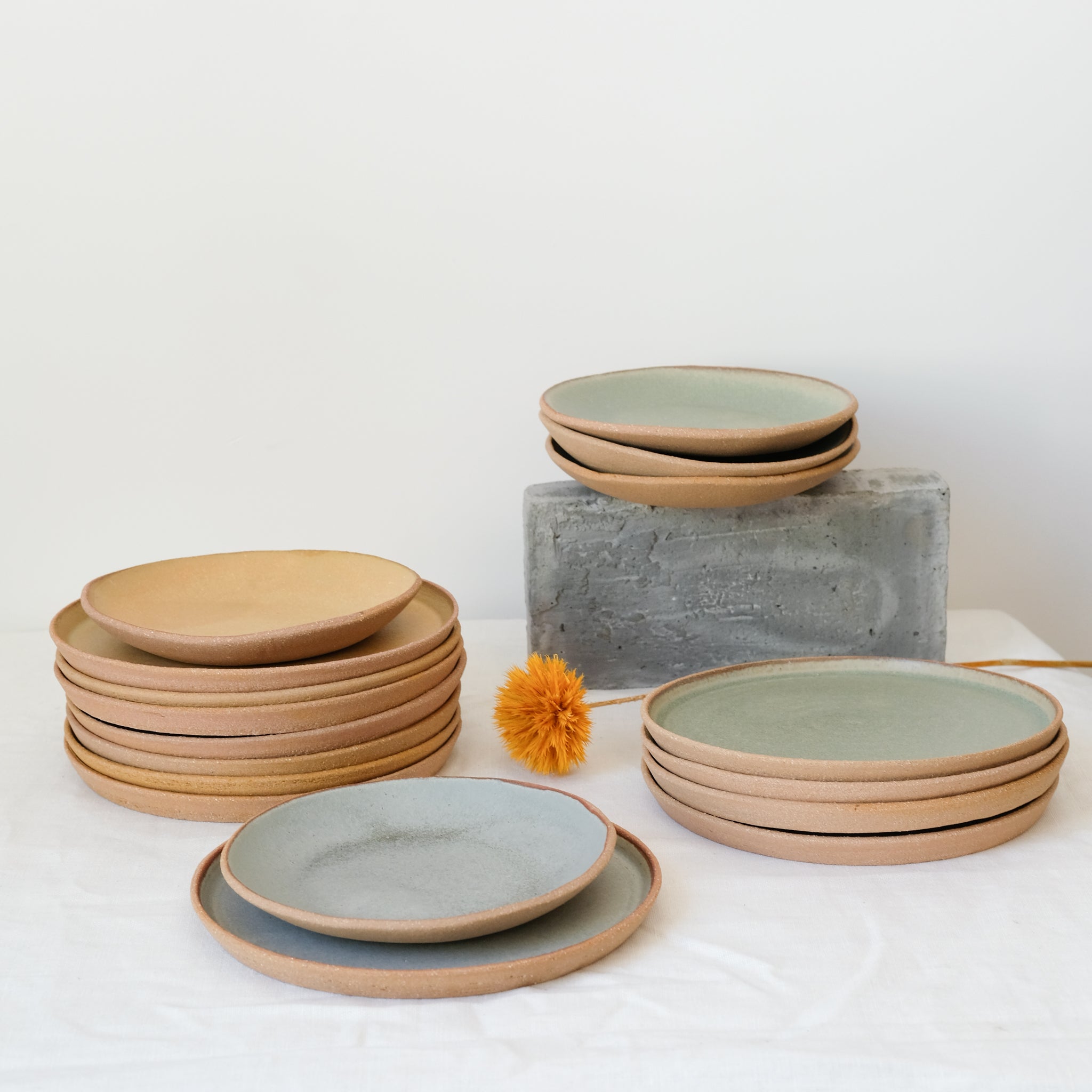 Assiette en grès jaune ocre par Atelier Leto chez Brutal Ceramics