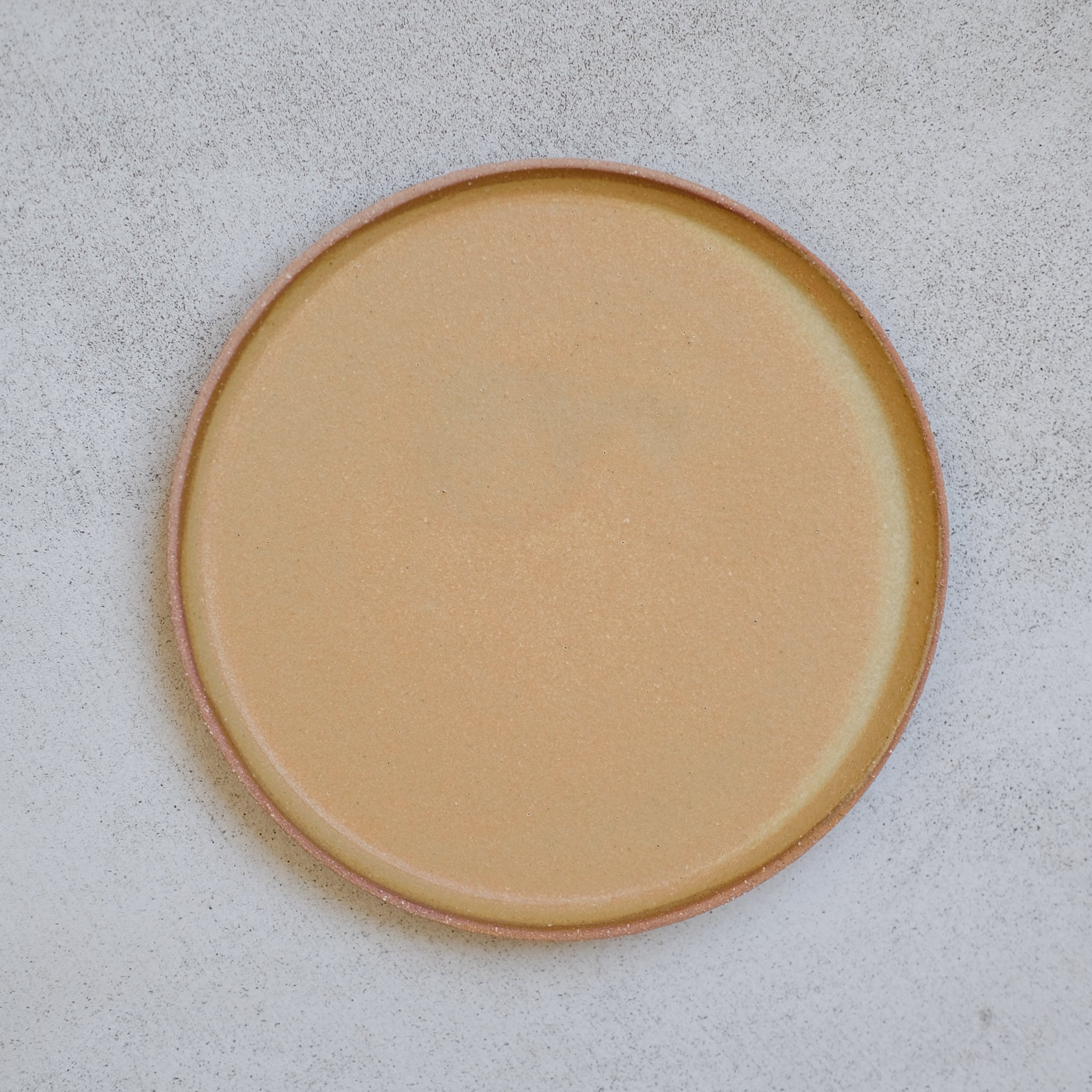 Assiette en grès jaune ocre par Atelier Leto chez Brutal Ceramics