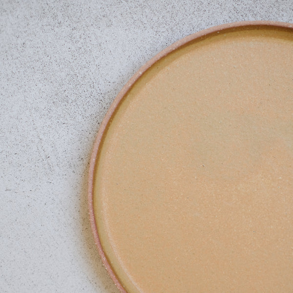 Assiette en grès jaune ocre par Atelier Leto chez Brutal Ceramics