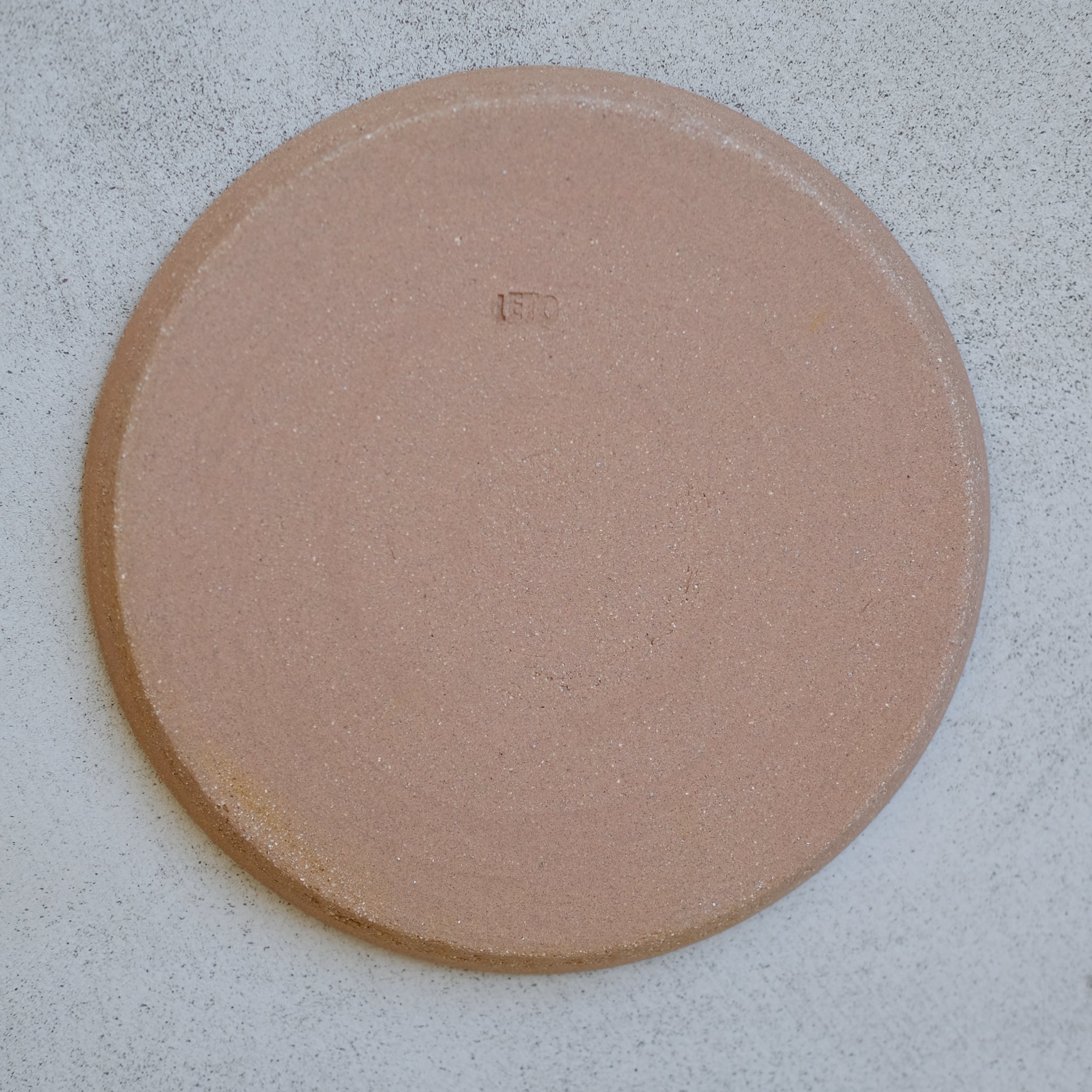 Assiette en grès jaune ocre par Atelier Leto chez Brutal Ceramics