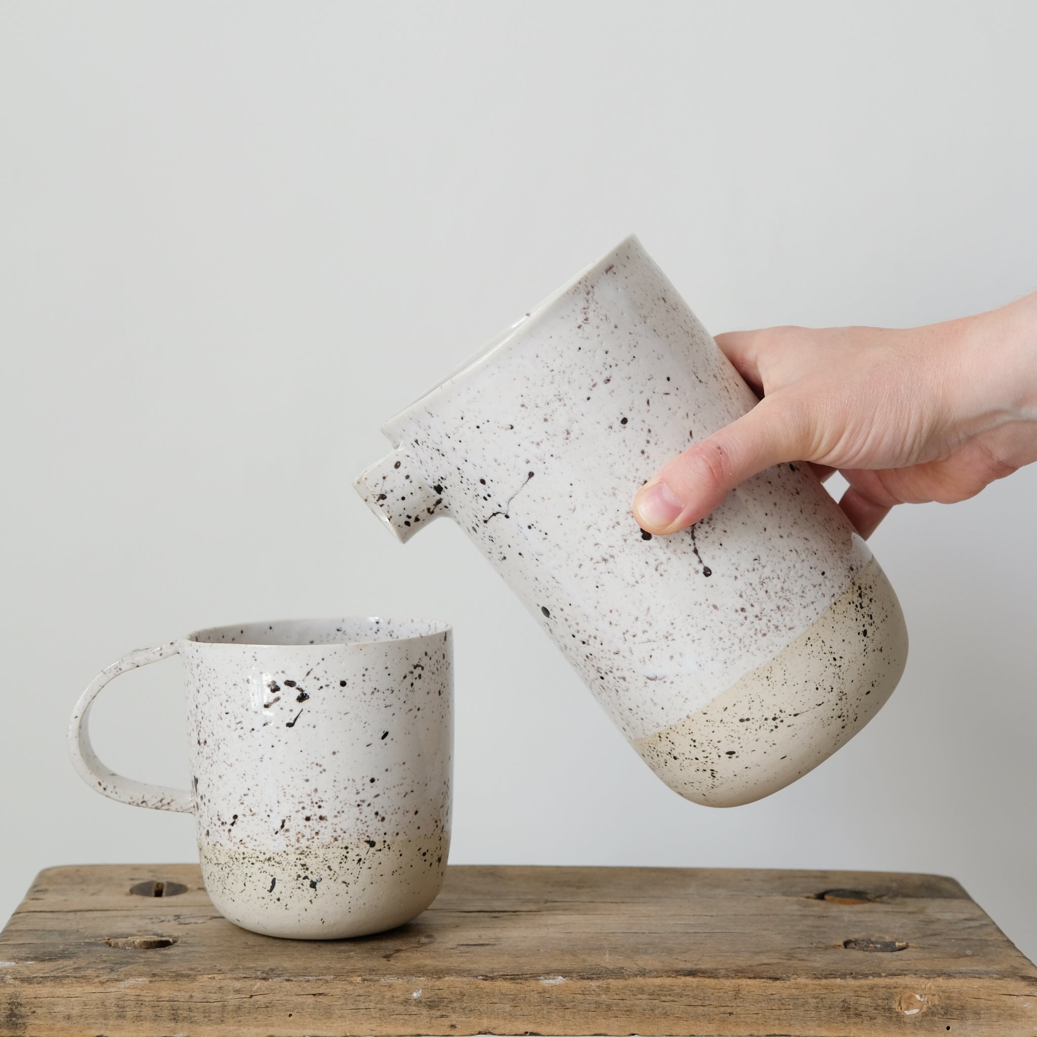 Pichet milky de la designer d'objet Camille Esnée chez Brutal Ceramics
