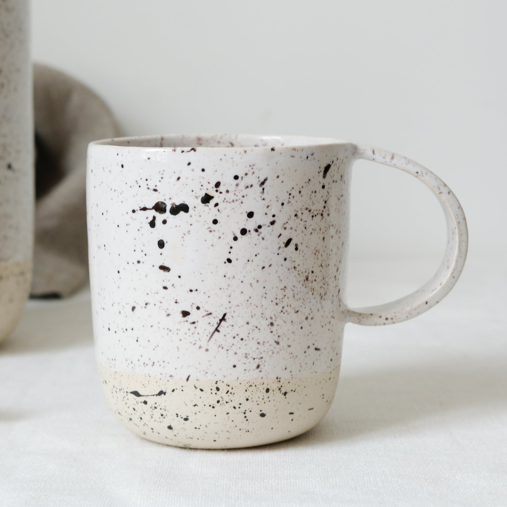 Tasse milky de la designer d'objet Camille Esnée chez Brutal Ceramics