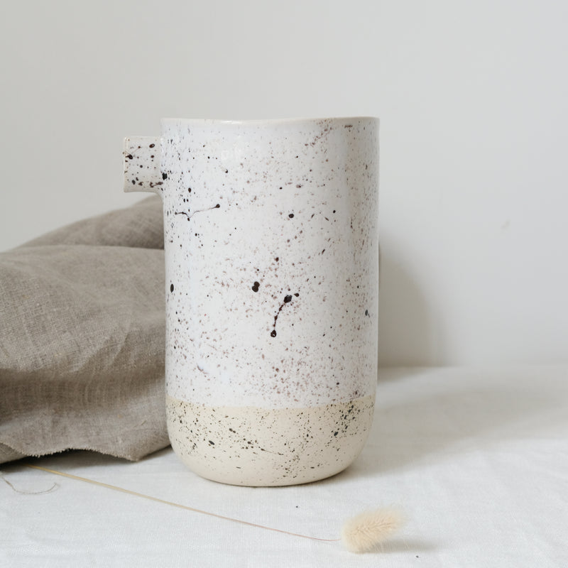 Pichet milky de la designer d'objet Camille Esnée chez Brutal Ceramics
