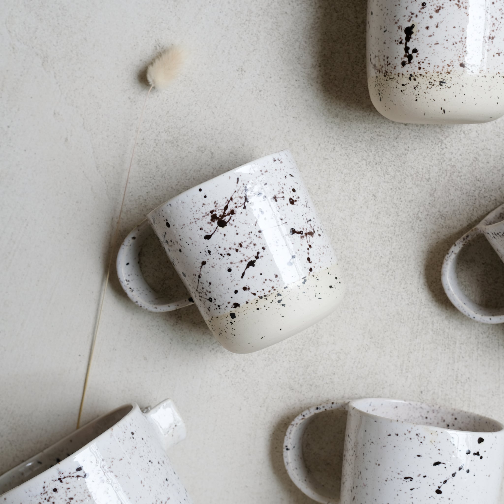 Tasse milky de la designer d'objet Camille Esnée chez Brutal Ceramics