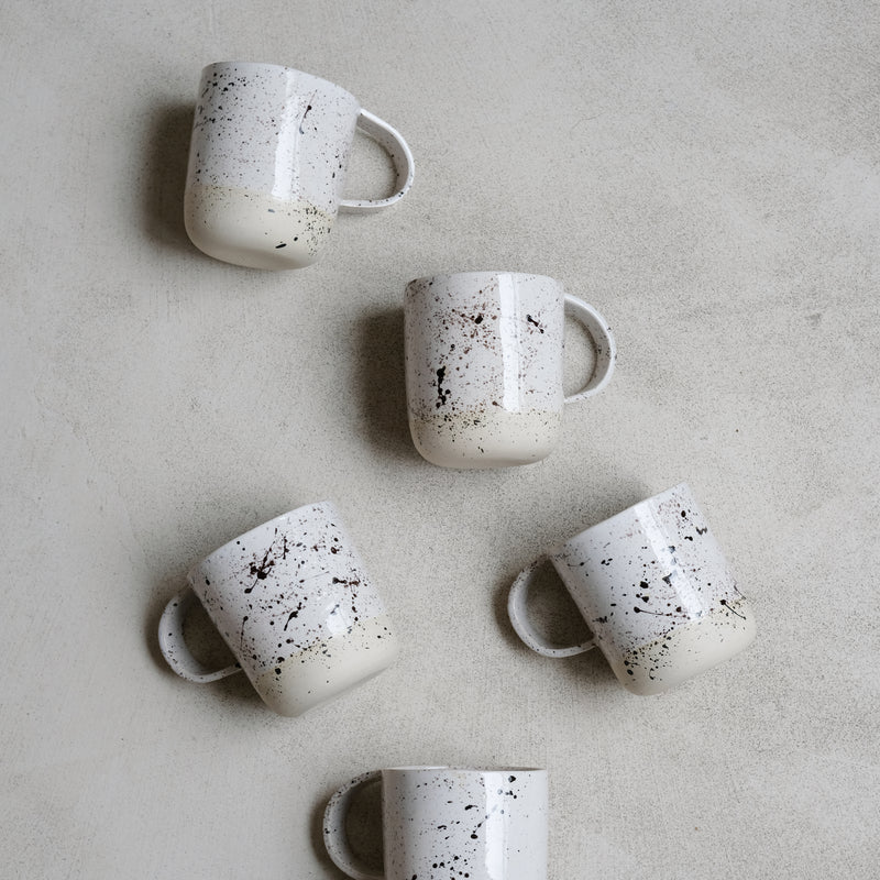 Tasse milky de la designer d'objet Camille Esnée chez Brutal Ceramics