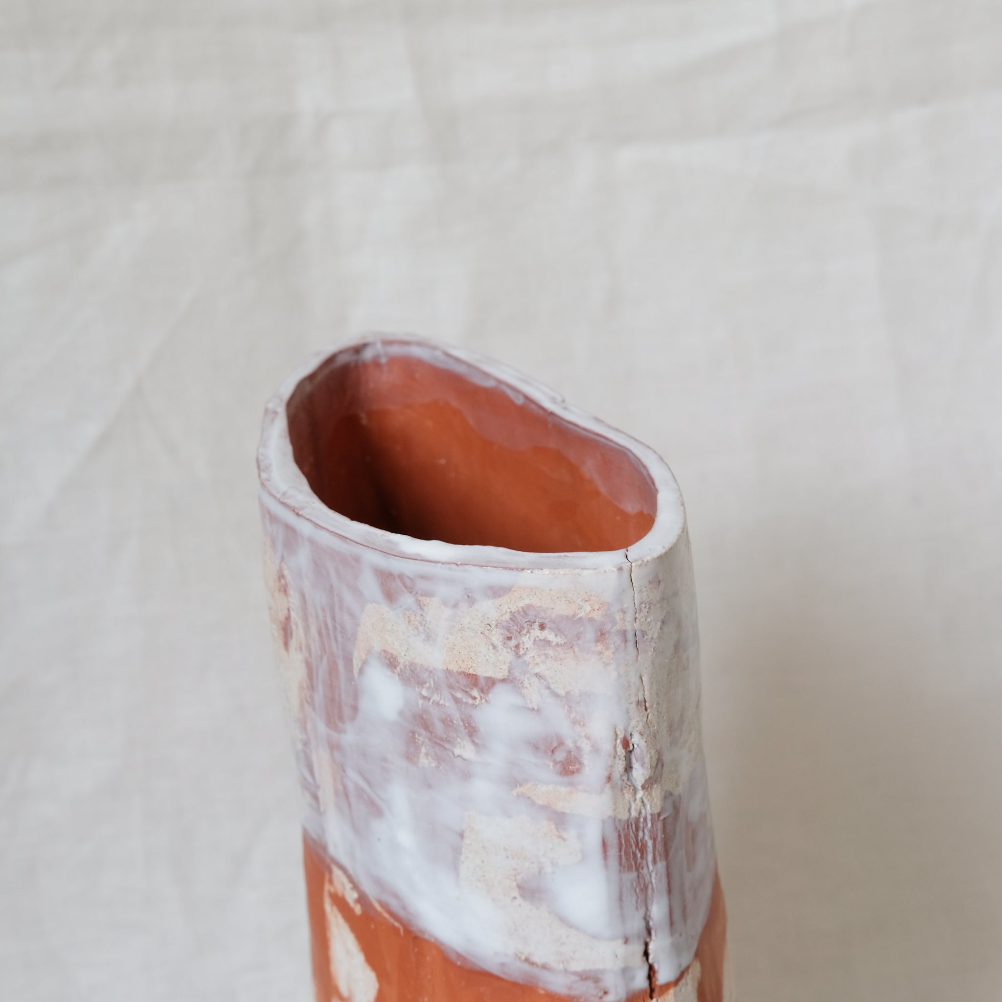 Vase ETO_02 d'Emmanuelle Roule chez Brutal Ceramics