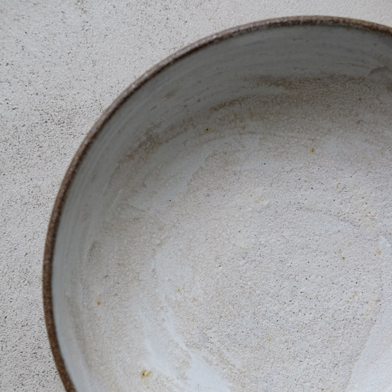 Assiette creuse en grès gris - gris perlé d'Eva Kengen chez Brutal 