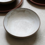 Assiette creuse en grès gris - gris perlé d'Eva Kengen chez Brutal 