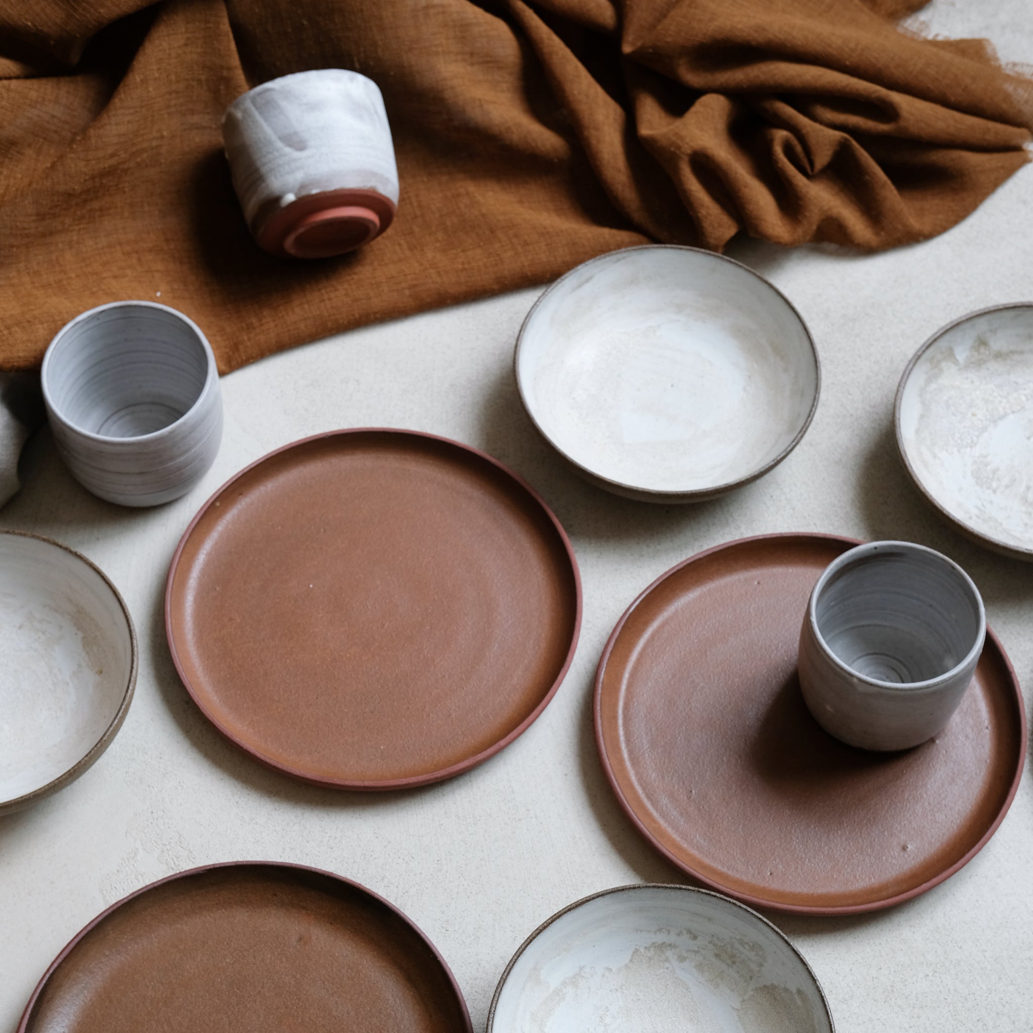 Assiette en grès rouge D21,5cm - rouge sequoia d'Eva Kengen chez Brutal 