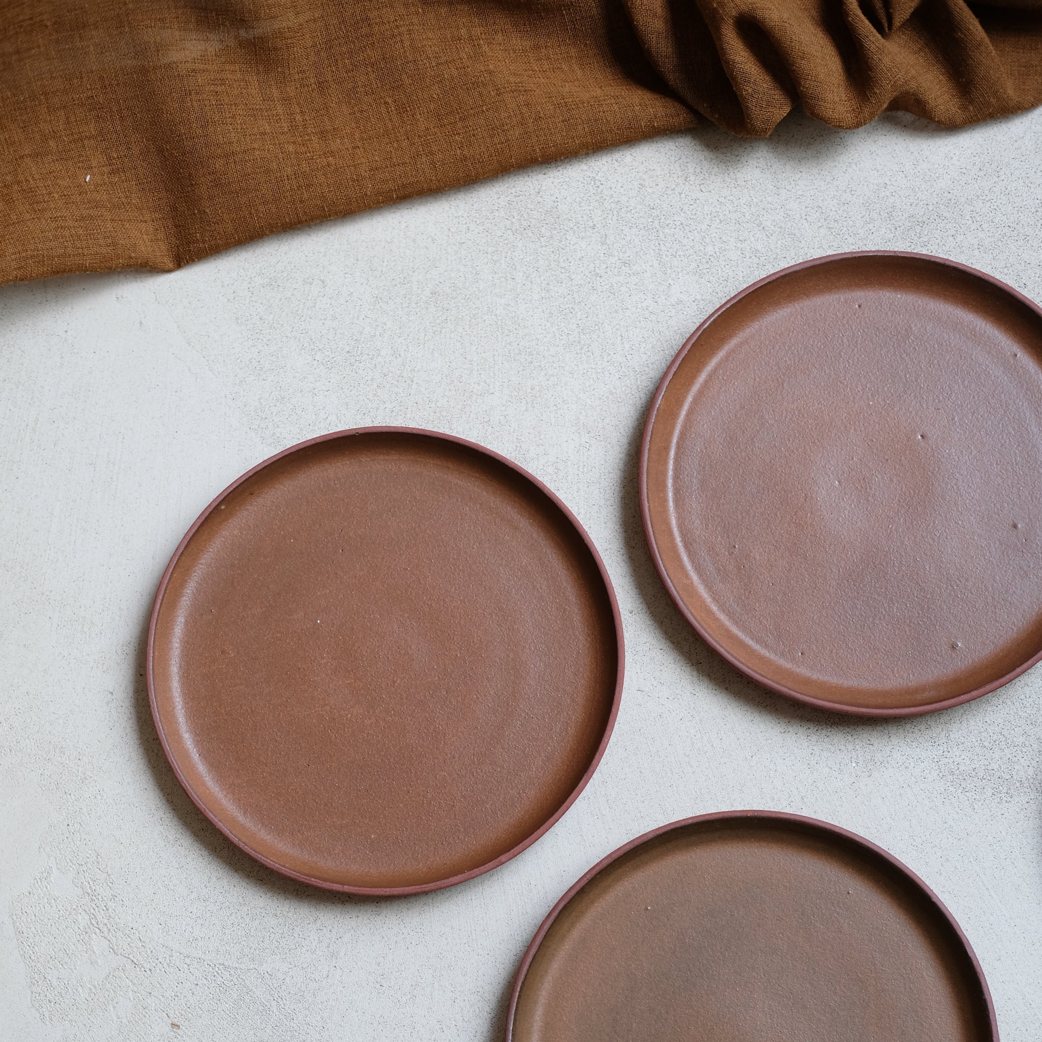 Assiette en grès rouge D21,5cm - rouge sequoia d'Eva Kengen chez Brutal 