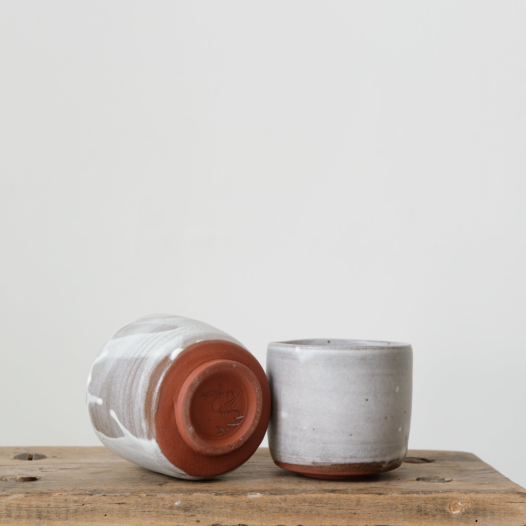 Tasse en grès rouge - blanc d'Eva Kengen chez Brutal 
