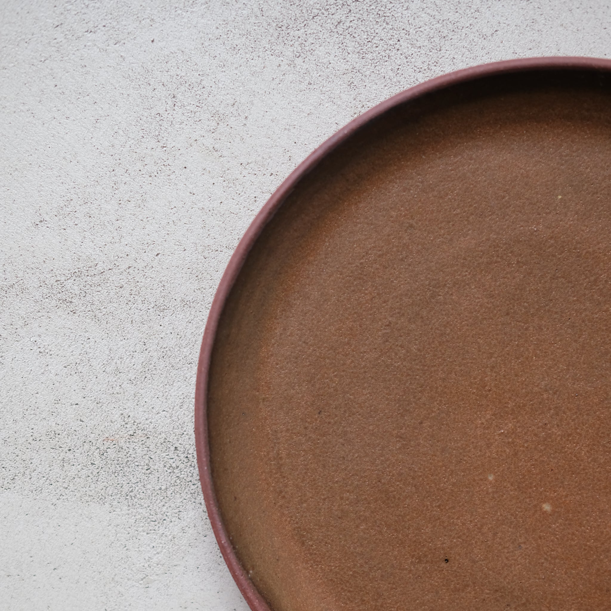 Assiette en grès rouge D21,5cm - rouge sequoia d'Eva Kengen chez Brutal 