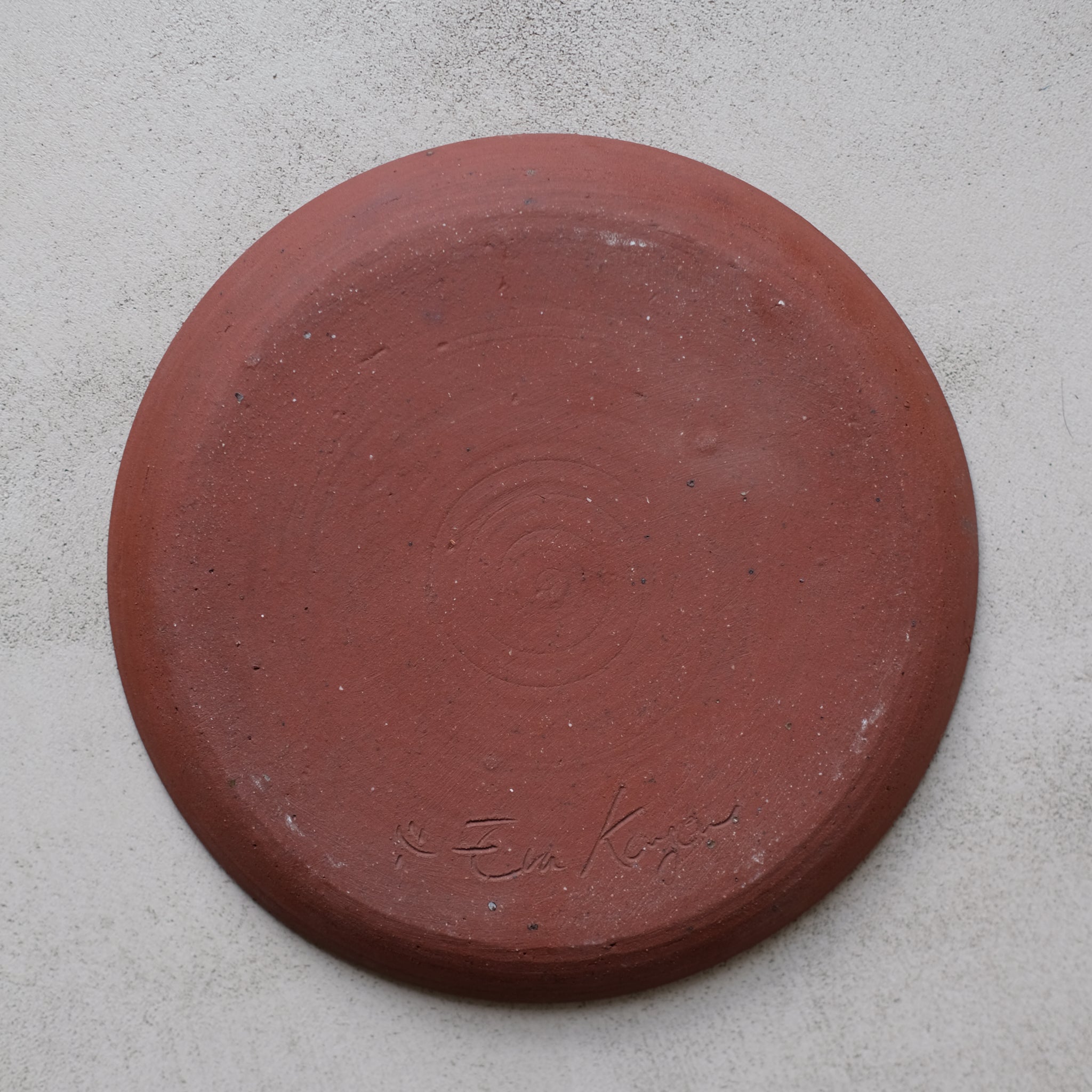 Assiette en grès rouge D21,5cm - rouge sequoia d'Eva Kengen chez Brutal 