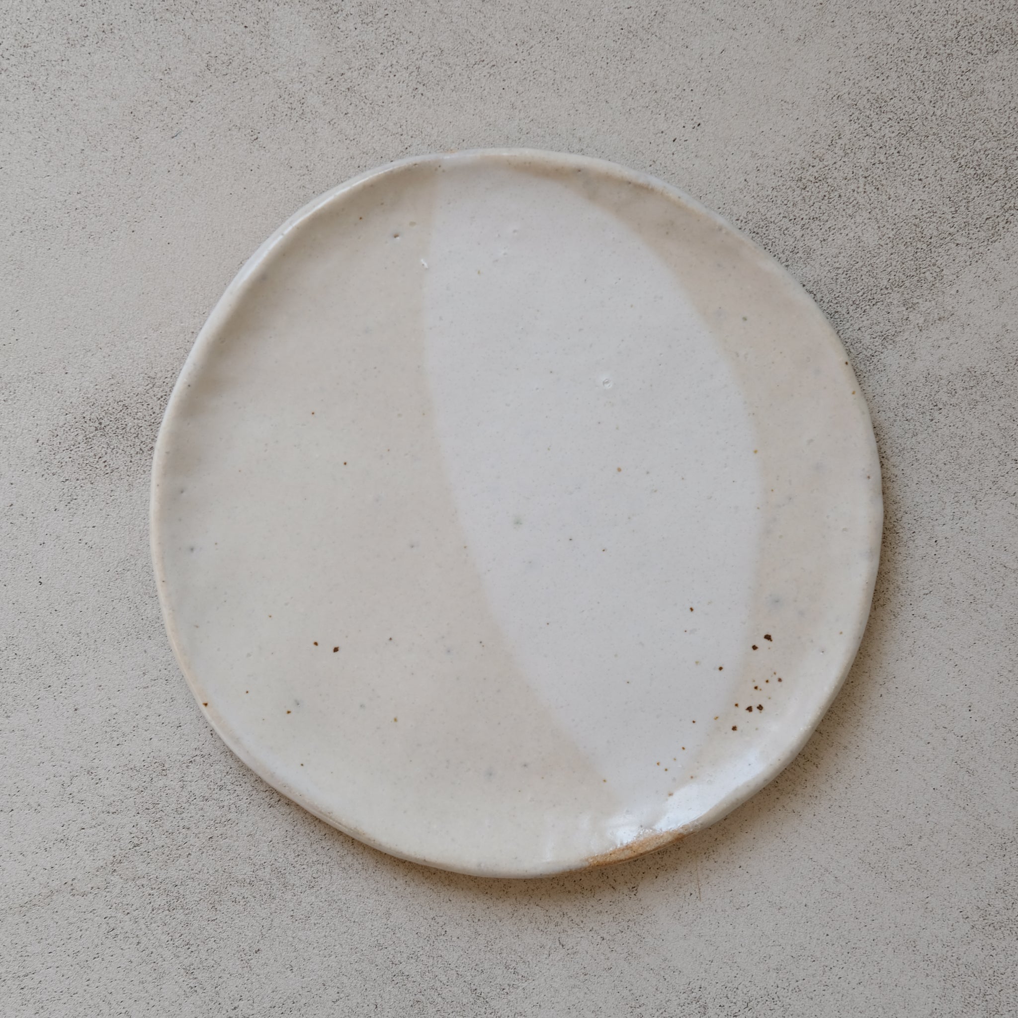 Assiette en grès blanc de Judith Lasry chez Brutal Ceramics