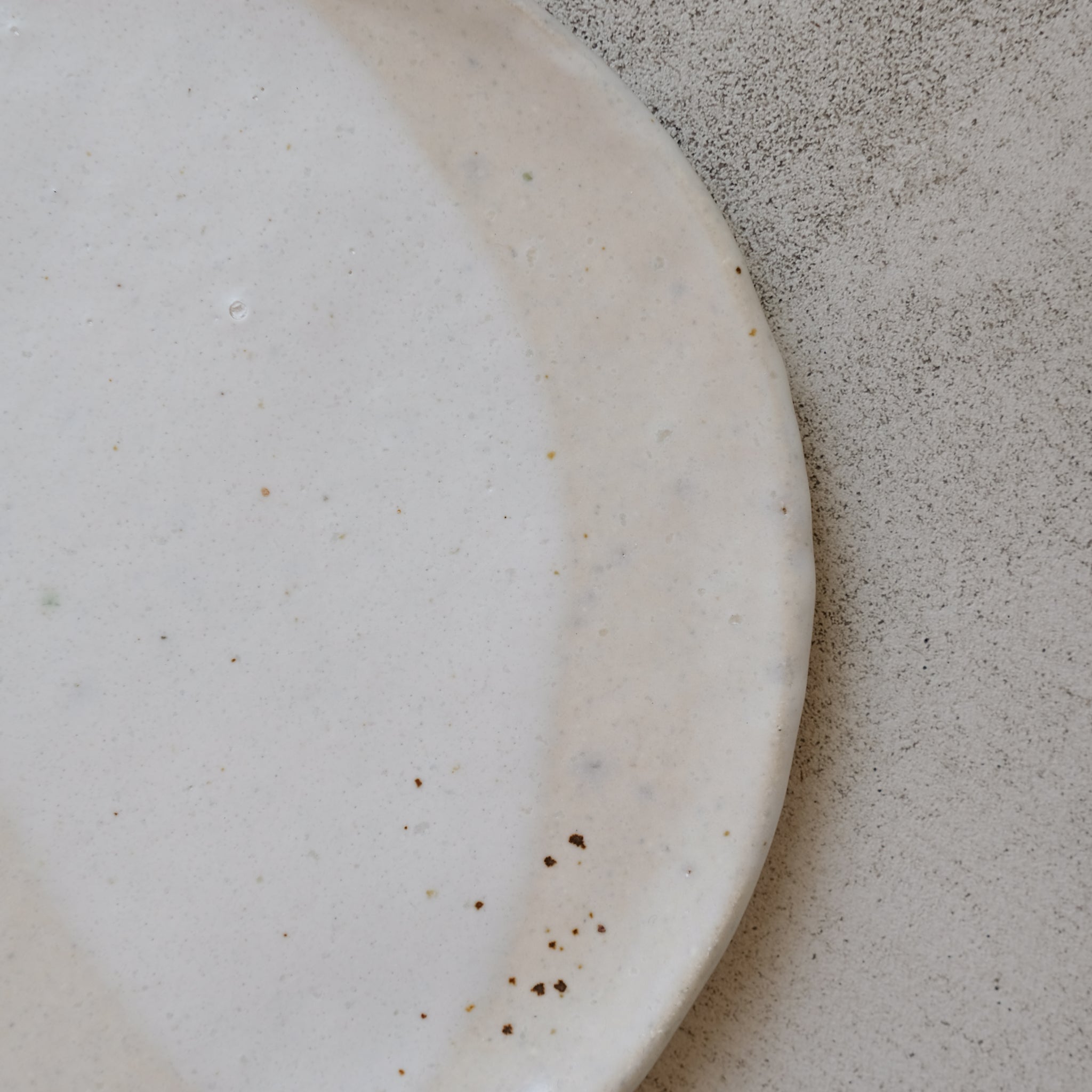 Assiette en grès blanc de Judith Lasry chez Brutal Ceramics