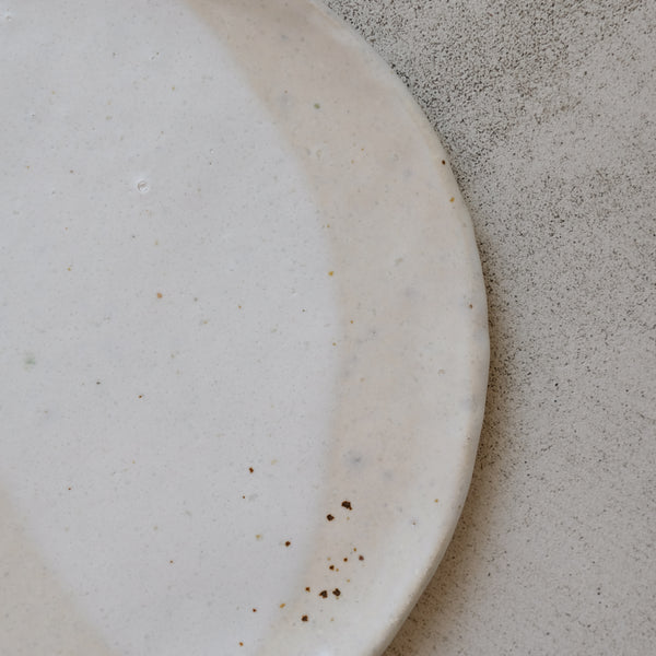 Assiette en grès blanc de Judith Lasry chez Brutal Ceramics