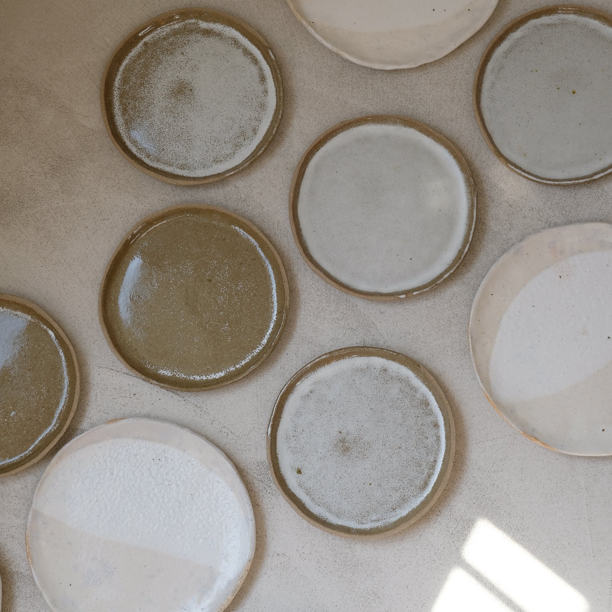 Assiette en grès blanc de Judith Lasry chez Brutal Ceramics