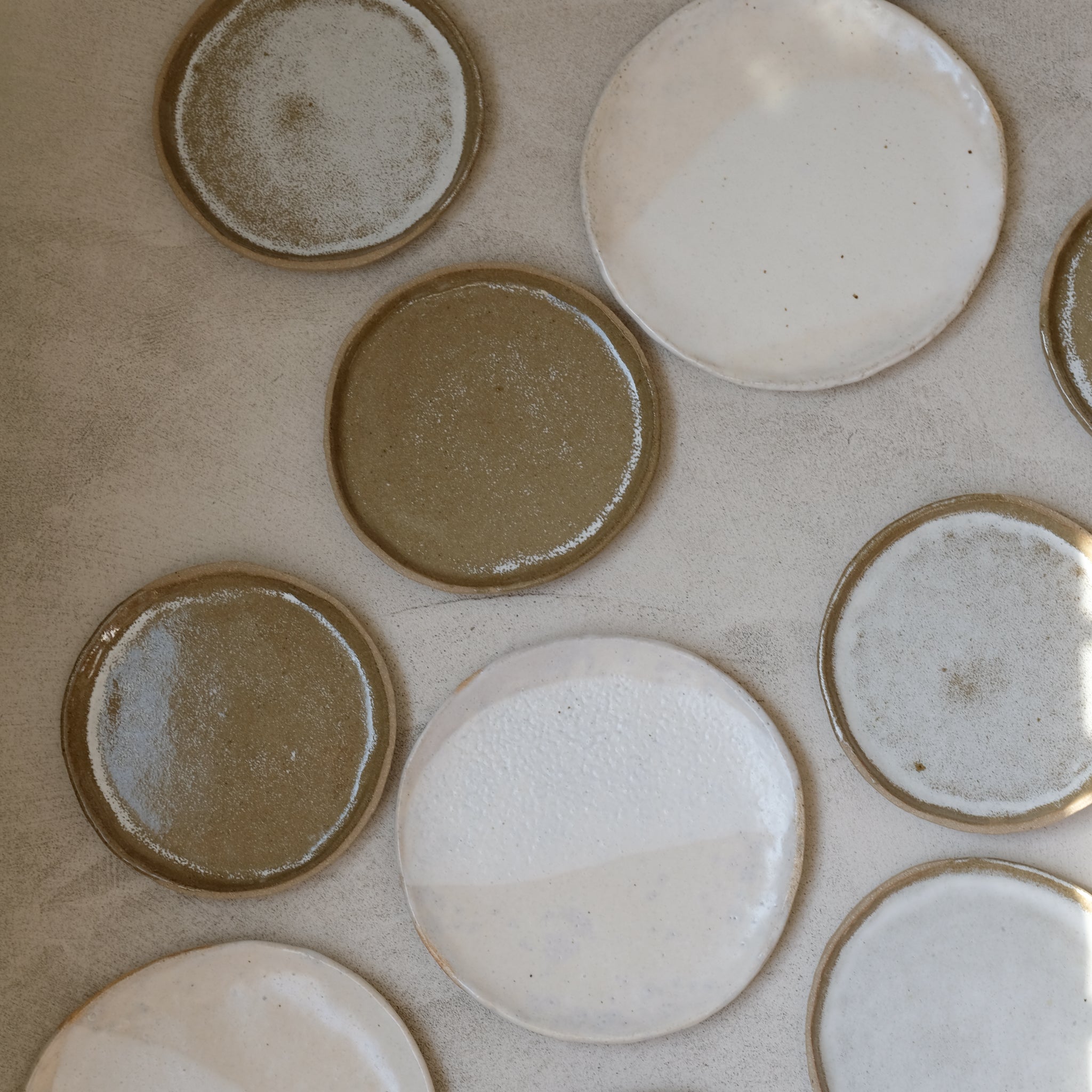 Assiette en grès roux, blanc et kaki brillant de Judith Lasry 