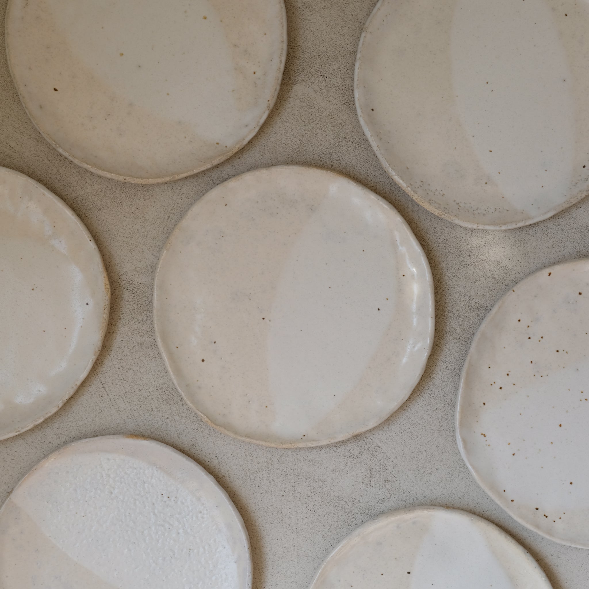 Assiette en grès blanc de Judith Lasry chez Brutal Ceramics