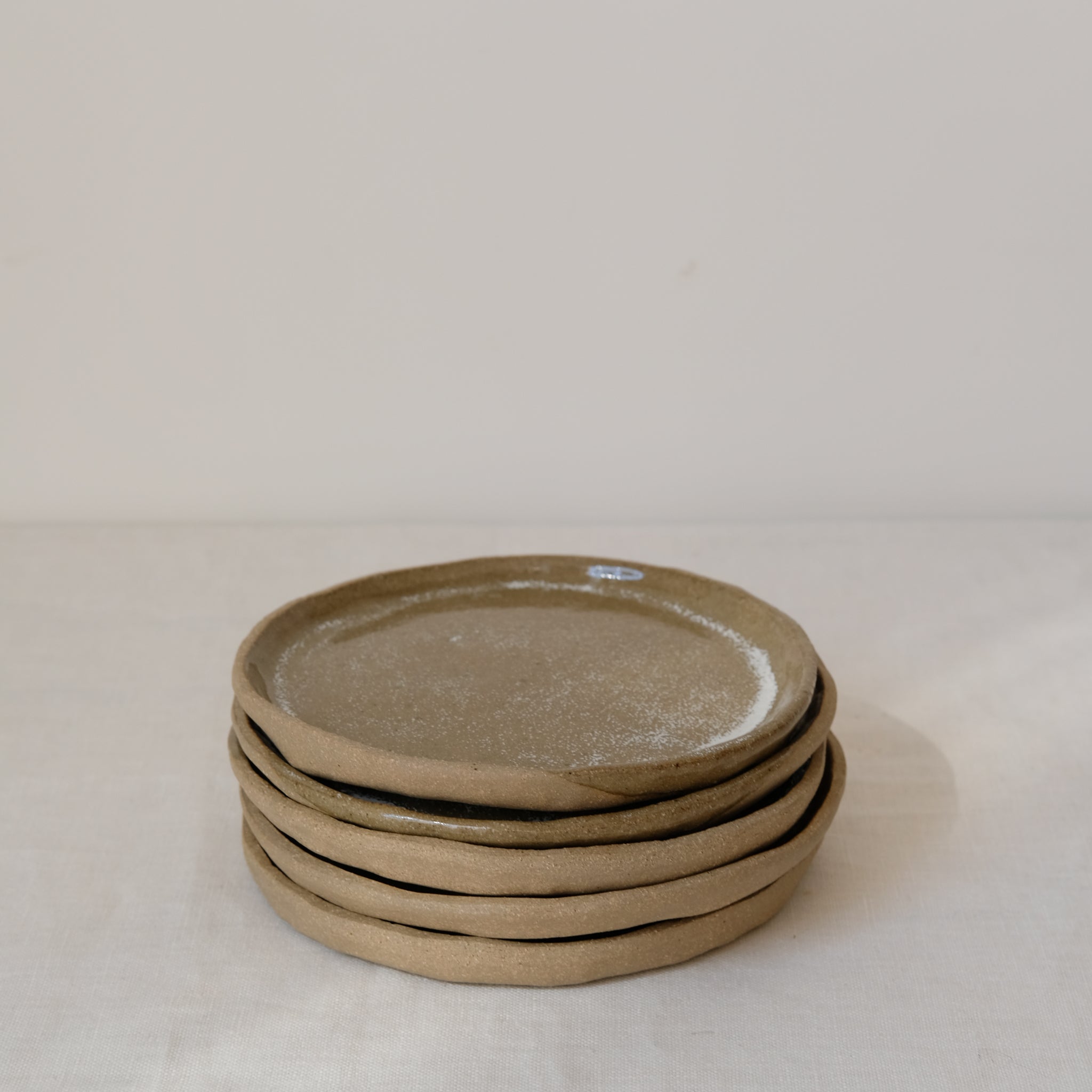 Assiette en grès roux, kaki brillant de Judith Lasry chez Brutal