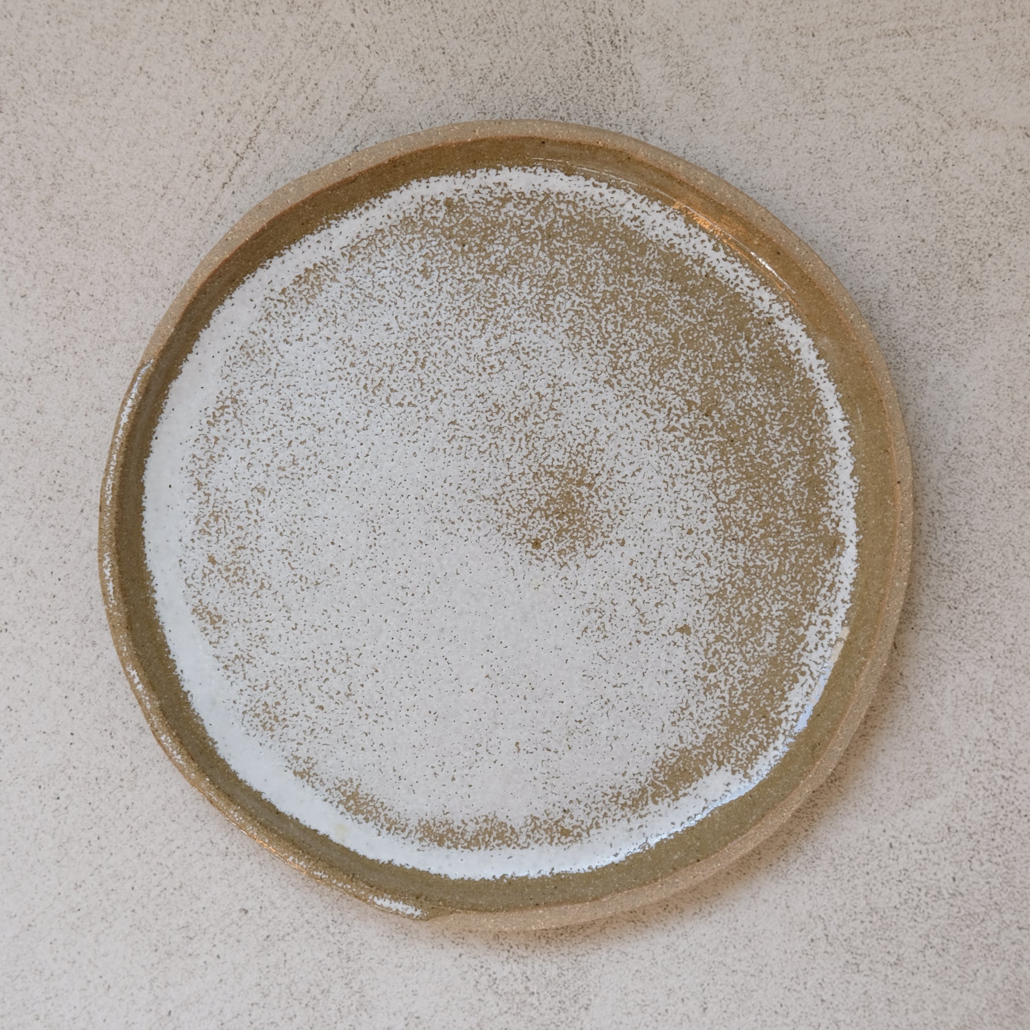 Assiette en grès roux, blanc et kaki brillant de Judith Lasry 