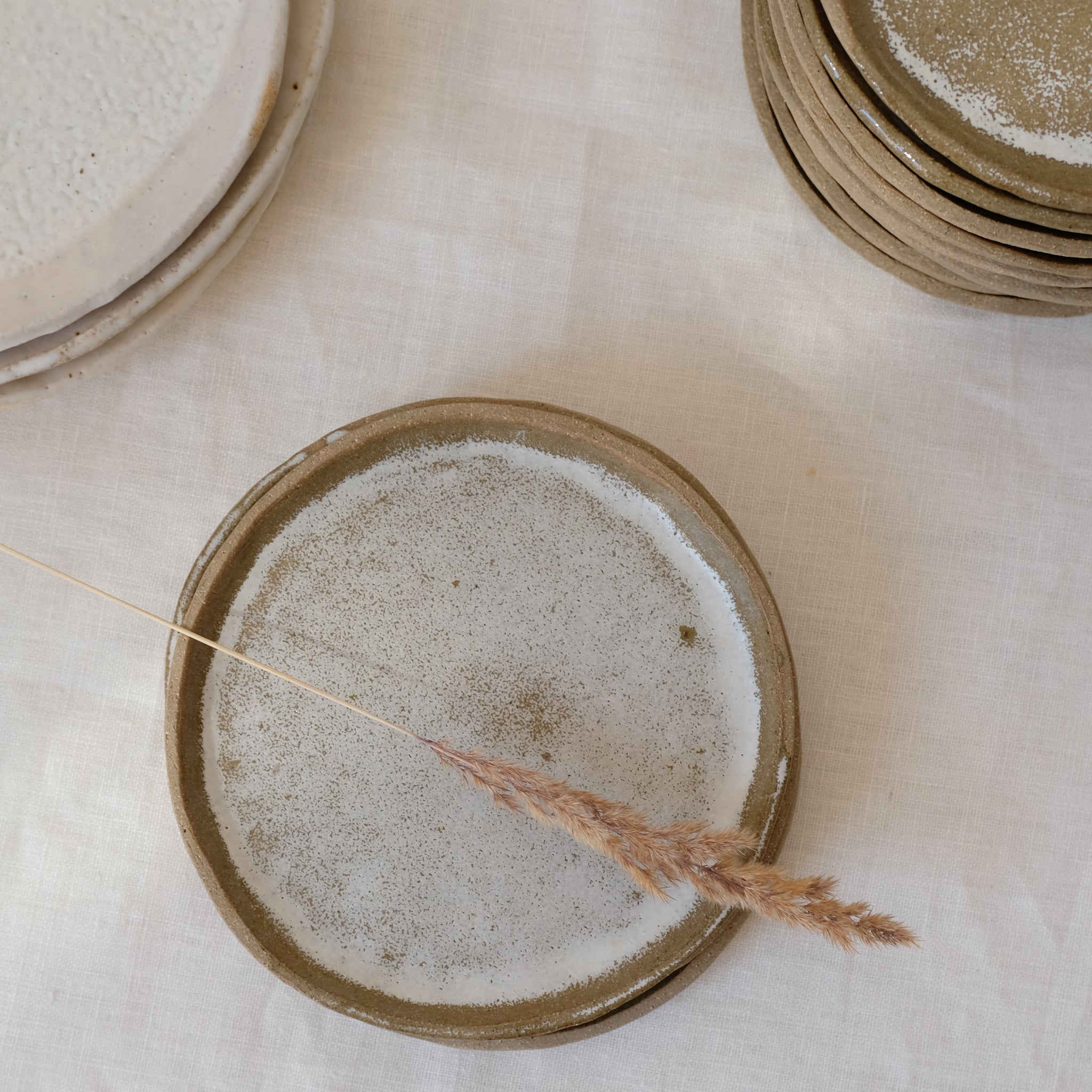 Assiette en grès roux, blanc et kaki brillant de Judith Lasry 