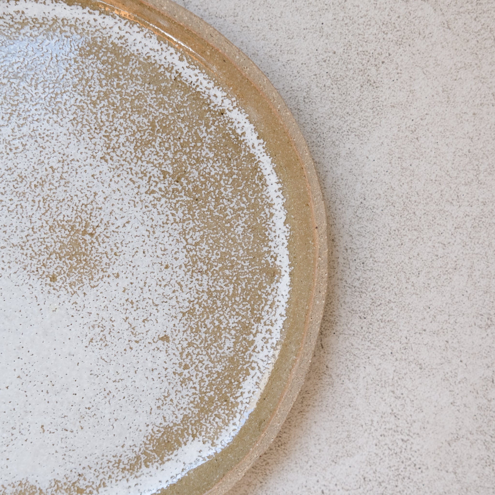 Assiette en grès roux, blanc et kaki brillant de Judith Lasry 
