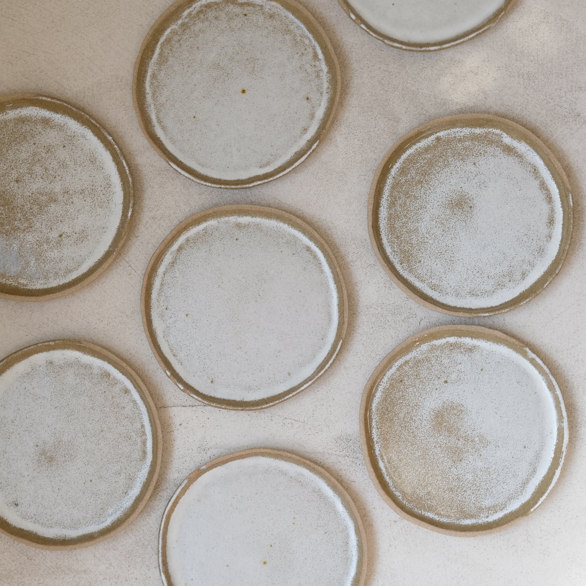 Assiette en grès roux, blanc et kaki brillant de Judith Lasry 